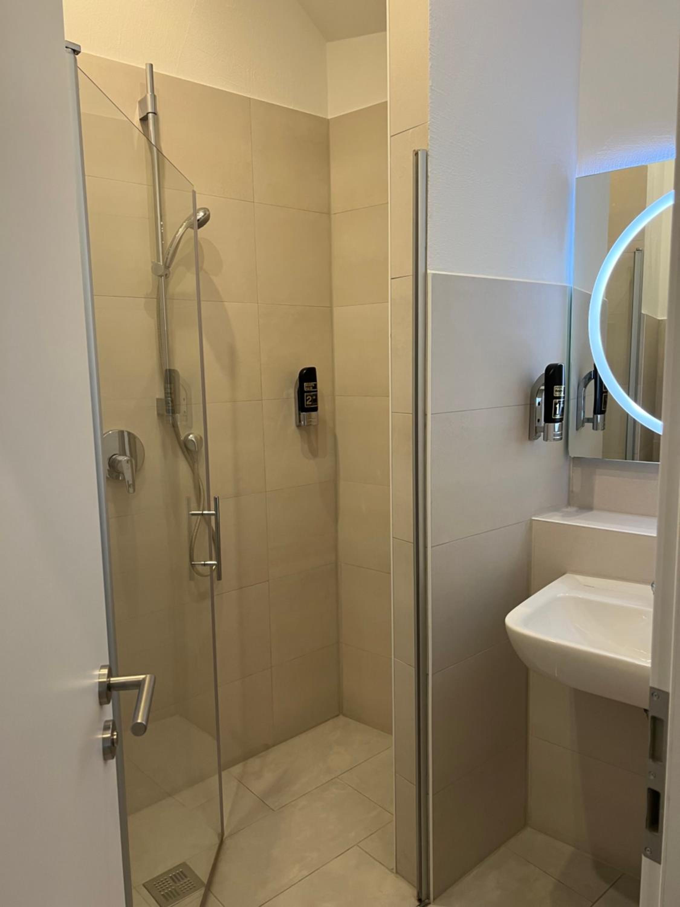 Single Room with Shared Bathroom photo 2