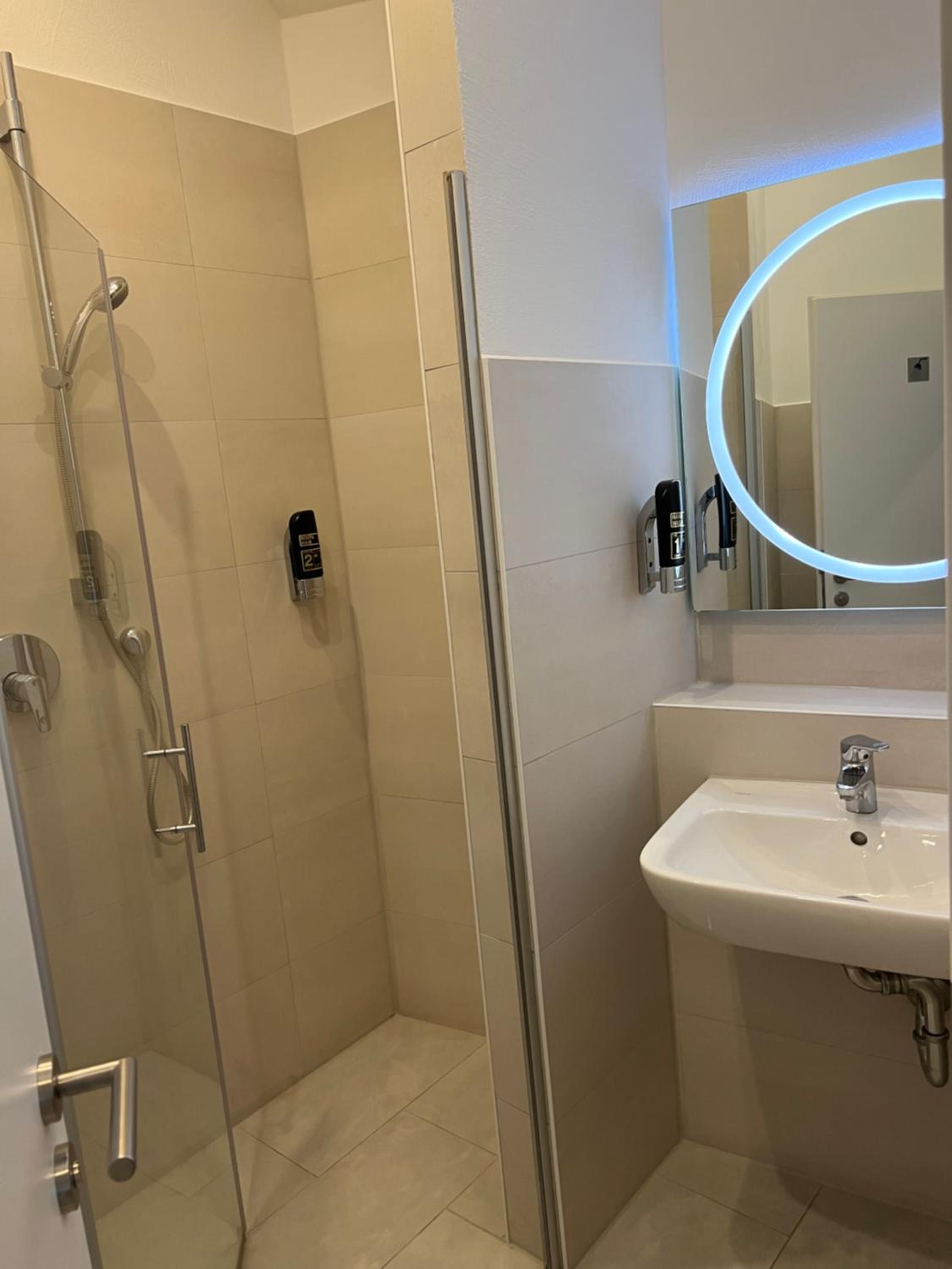 Single Room with Shared Bathroom photo 3