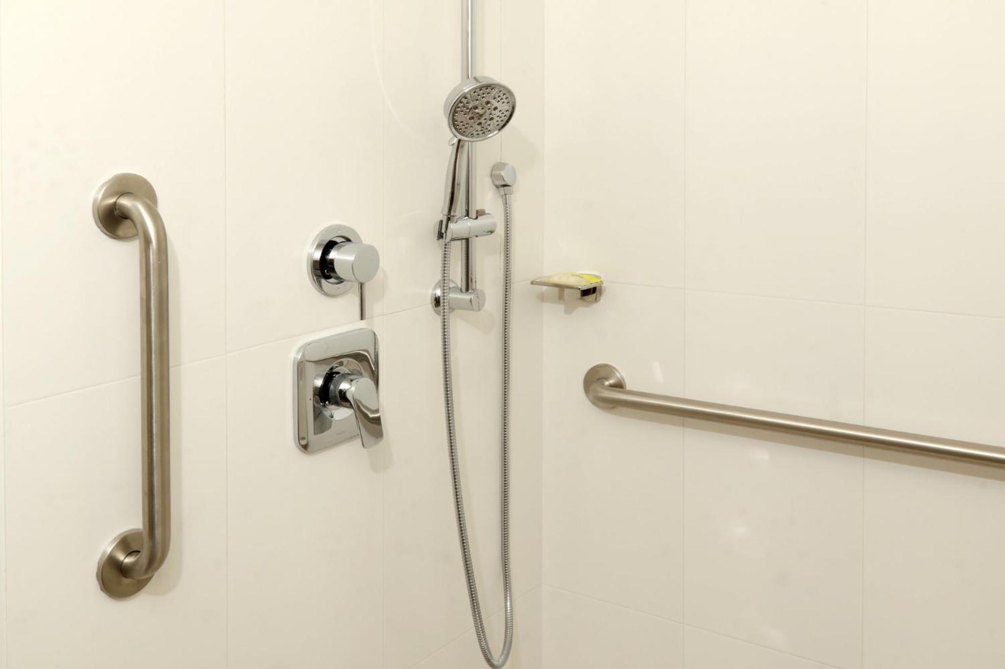 Standard King Room - Accessible - Photo 4