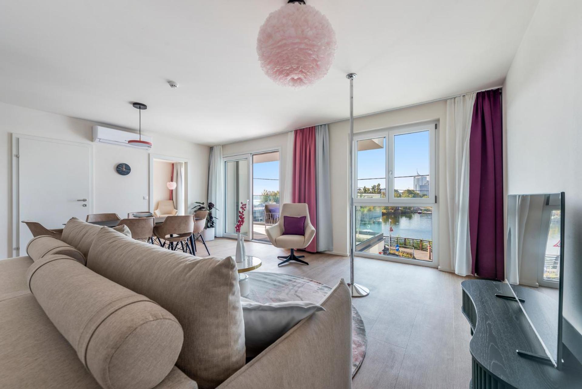 Apartment with Lake View