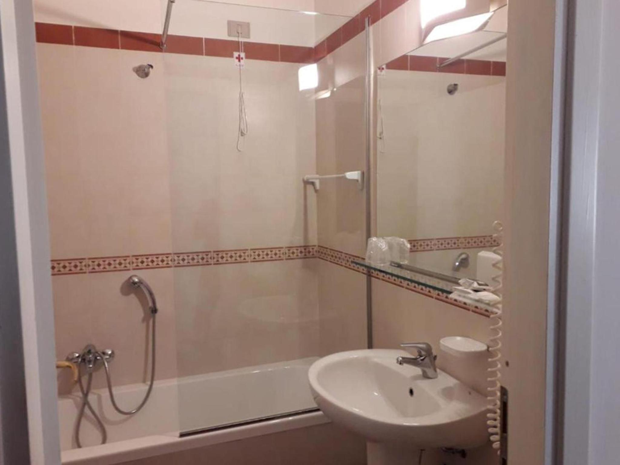 Double or Twin Room - Photo 7