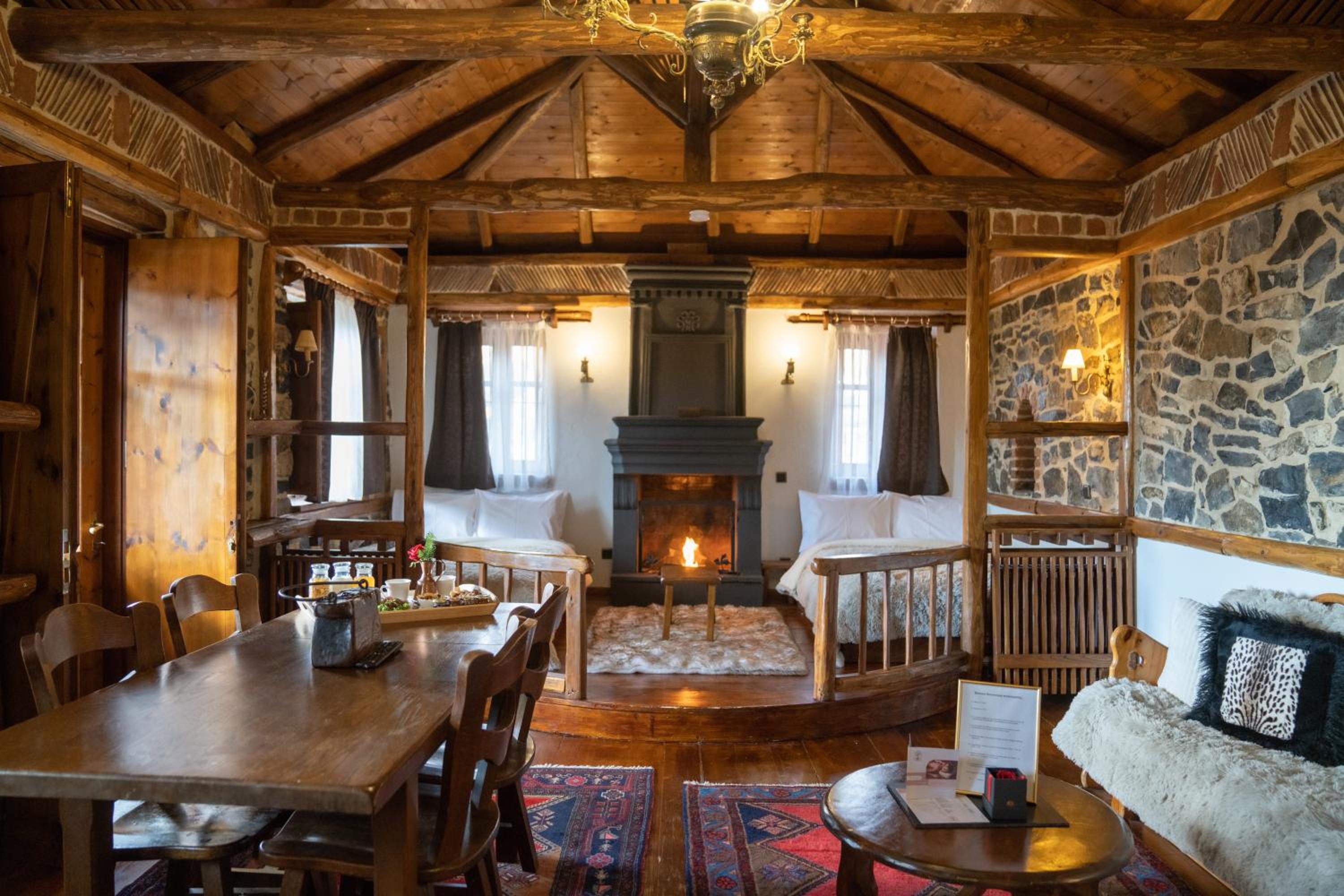 Deluxe Queen Suite