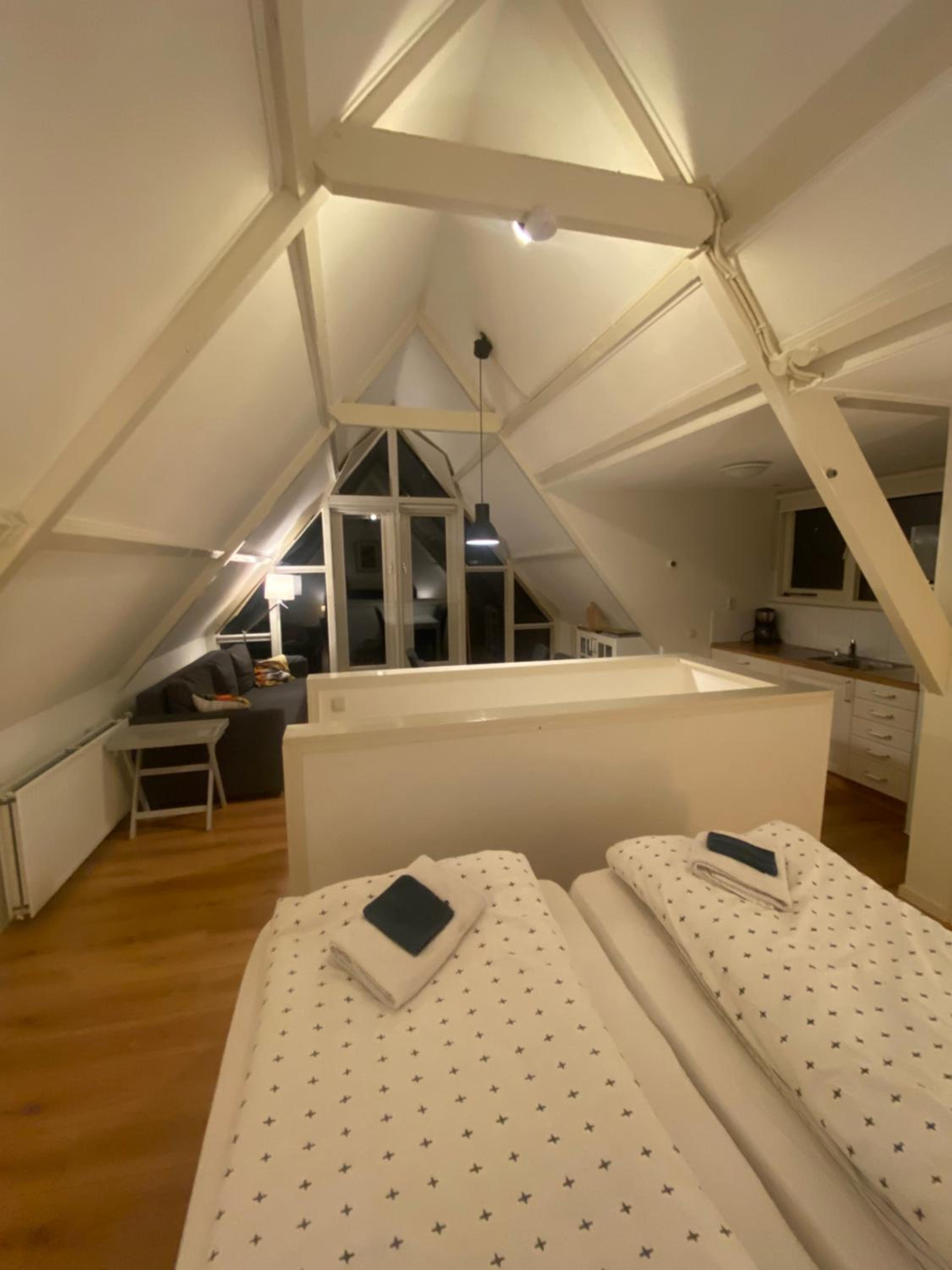 Large Twin Room - Photo 2