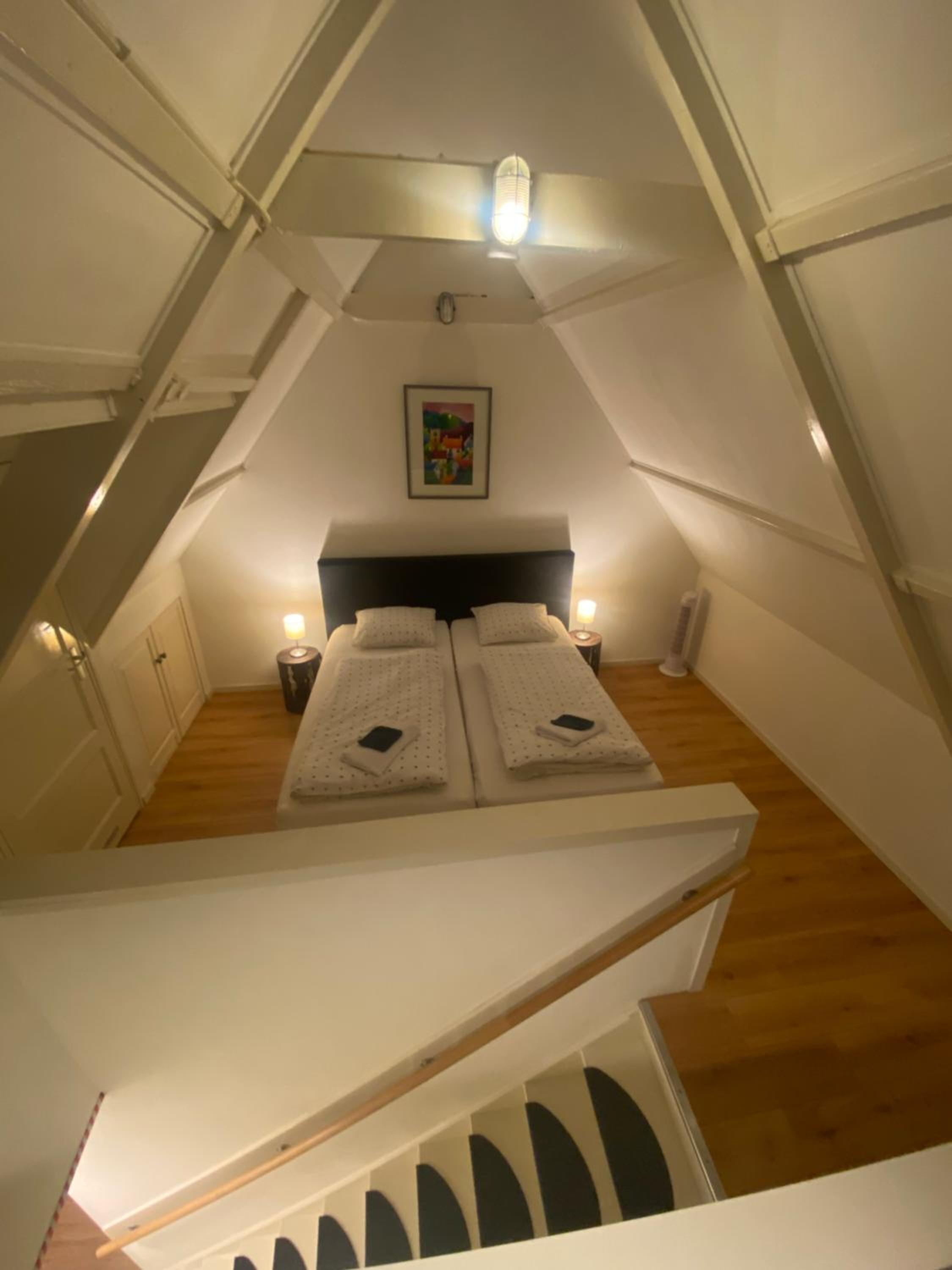 Large Twin Room - Photo 3