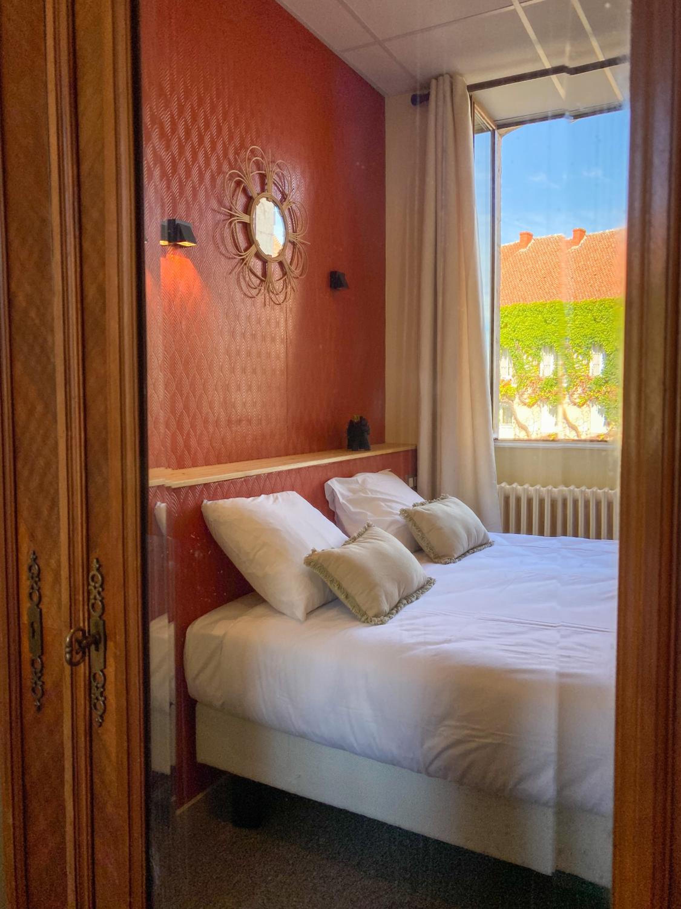 Deluxe Double Room with Bath - Photo 1