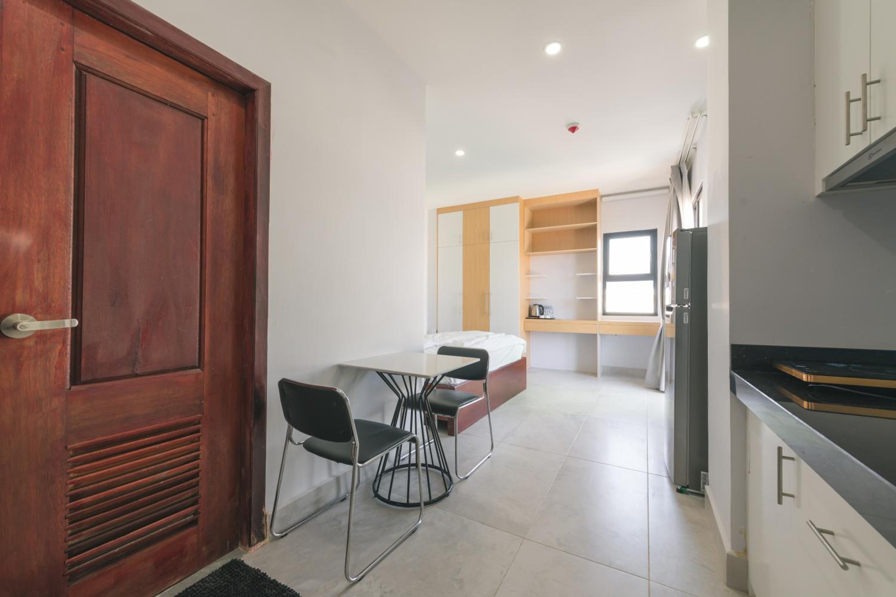 Studio with Balcony - Photo 11