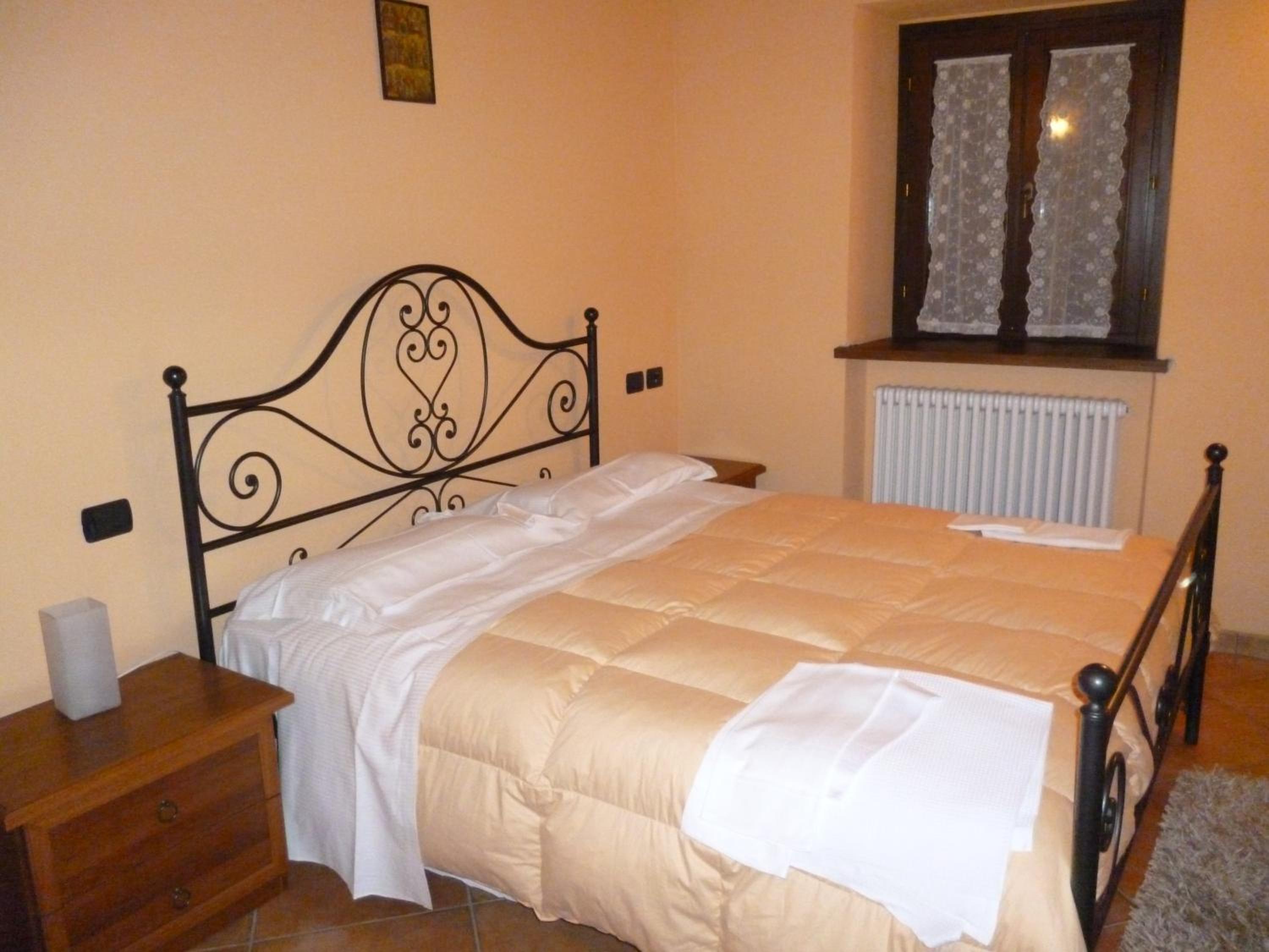 Double Room with Shared Bathroom photo 2