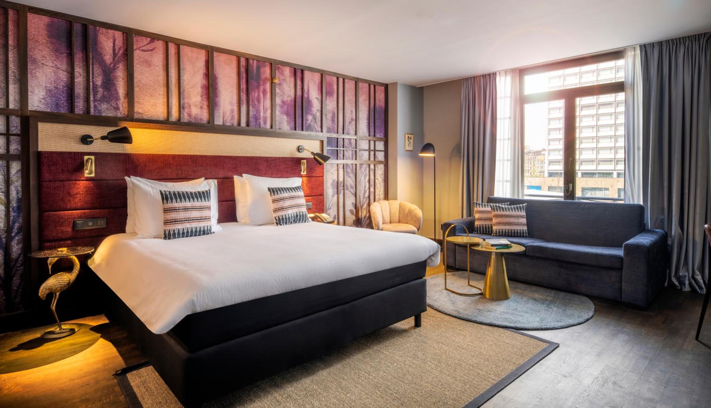 Premium King Room with Sofa Bed - Photo 9