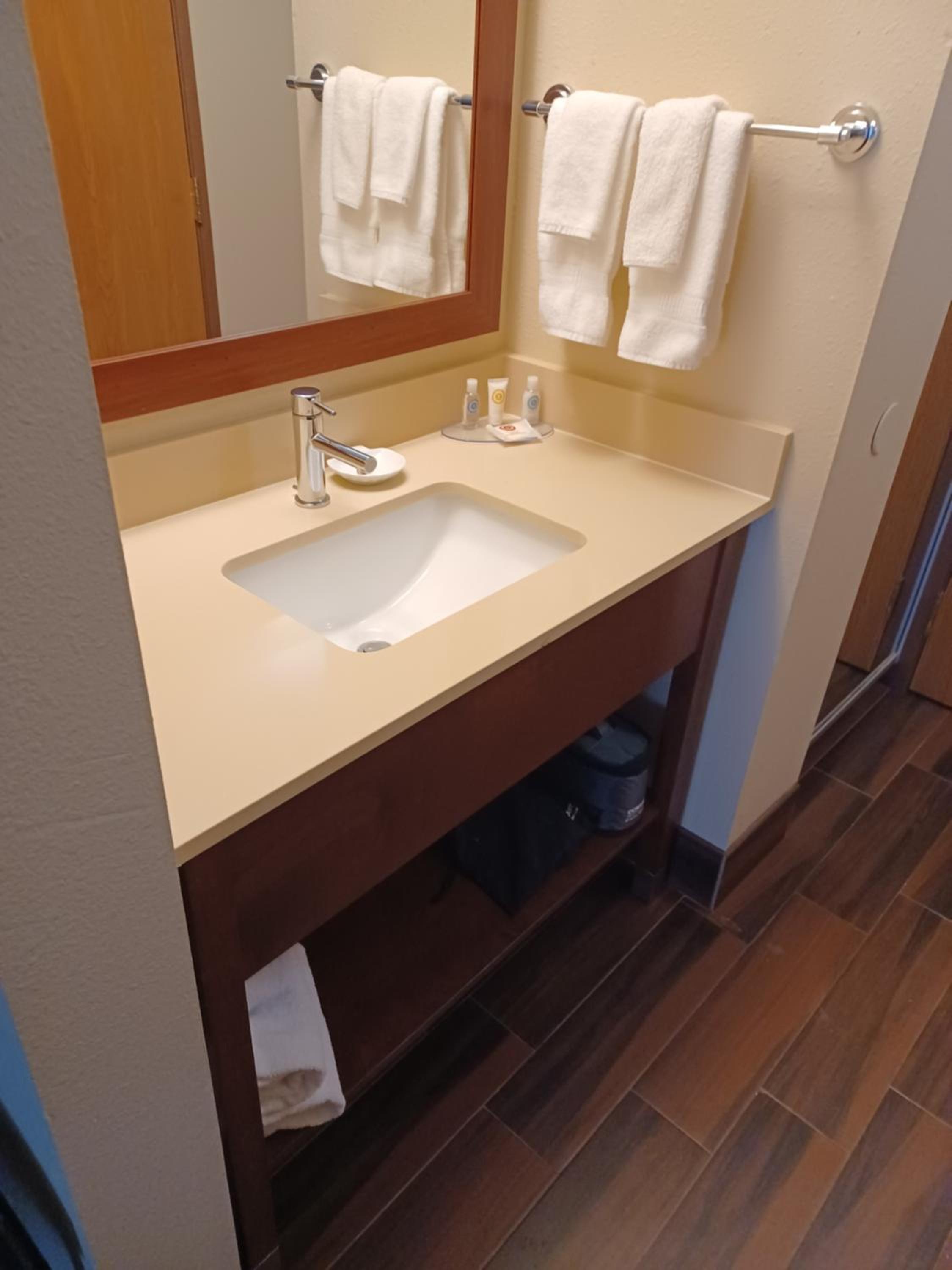 Deluxe King Room - Non-Smoking - Photo 2