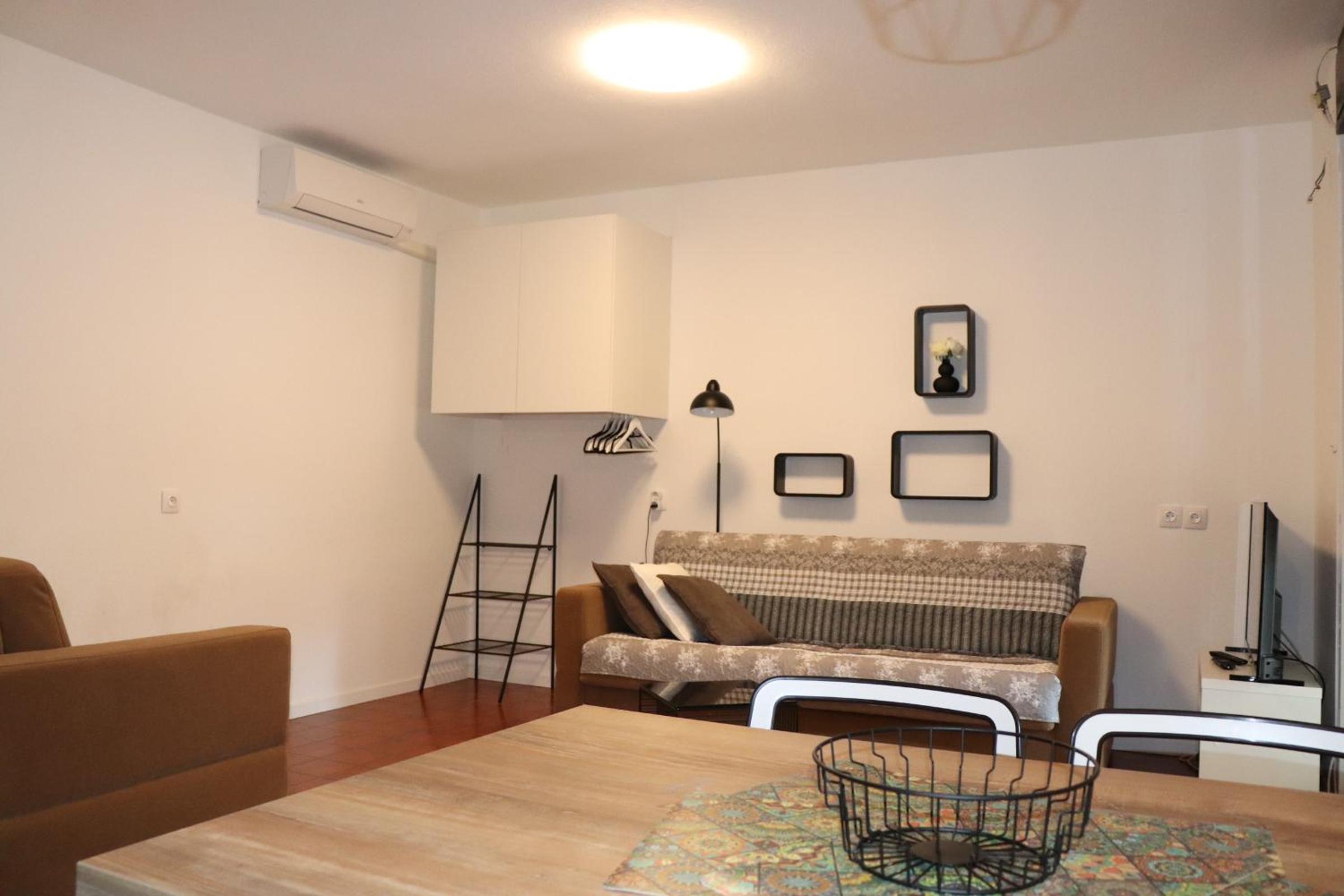 One-Bedroom Apartment photo 1
