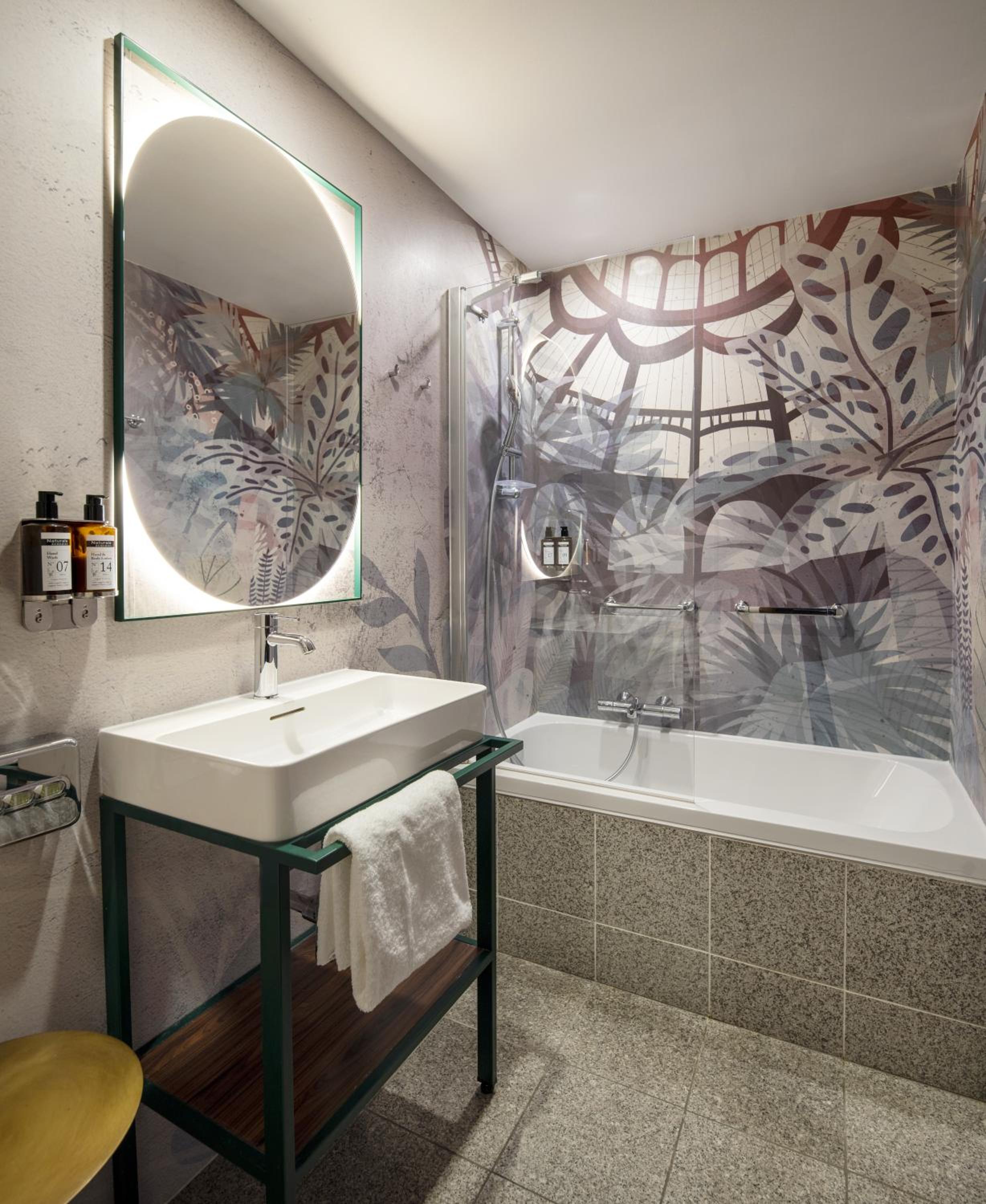 One-Bedroom King Suite - Photo 2
