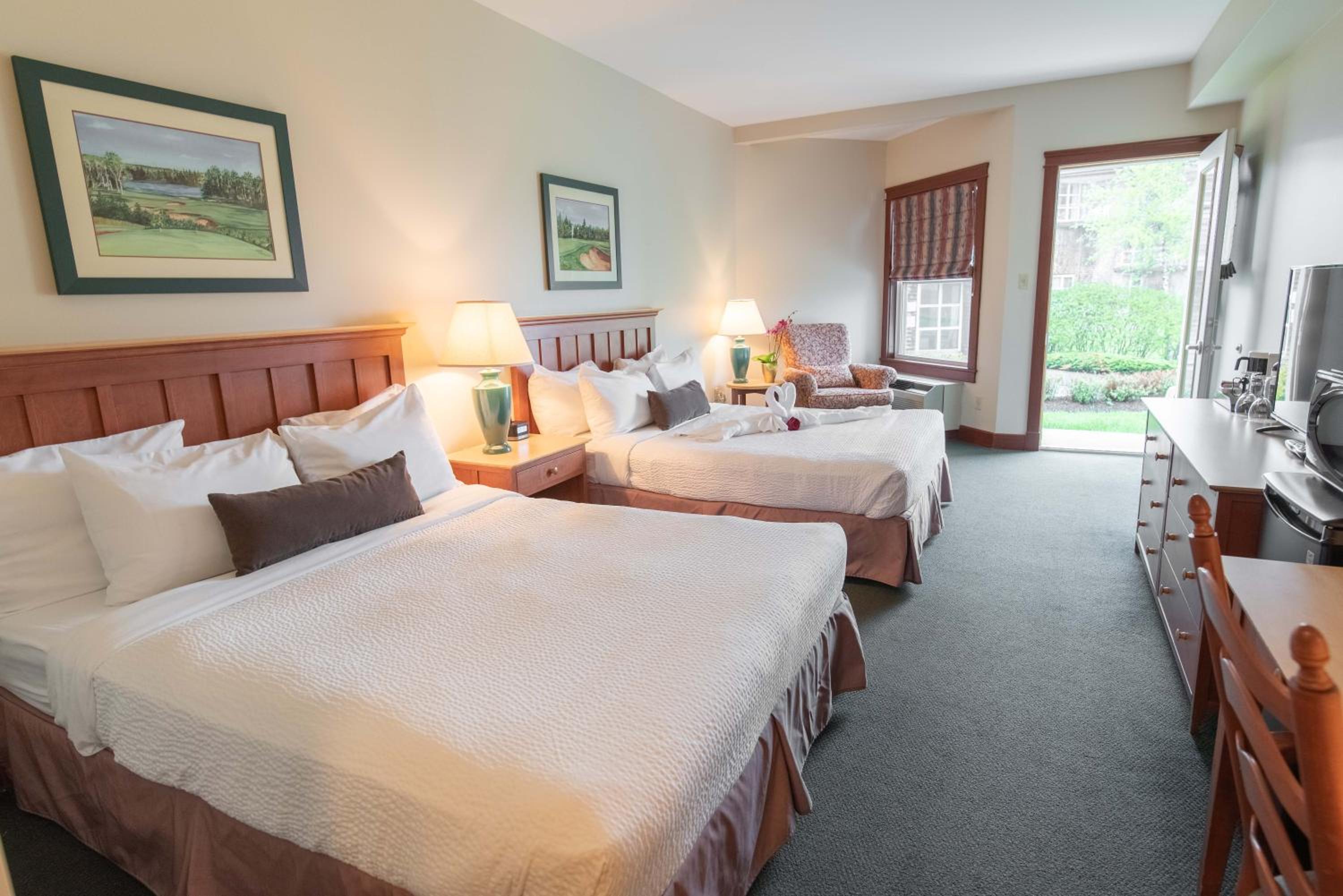 Queen Room with Two Queen Beds - Photo 2