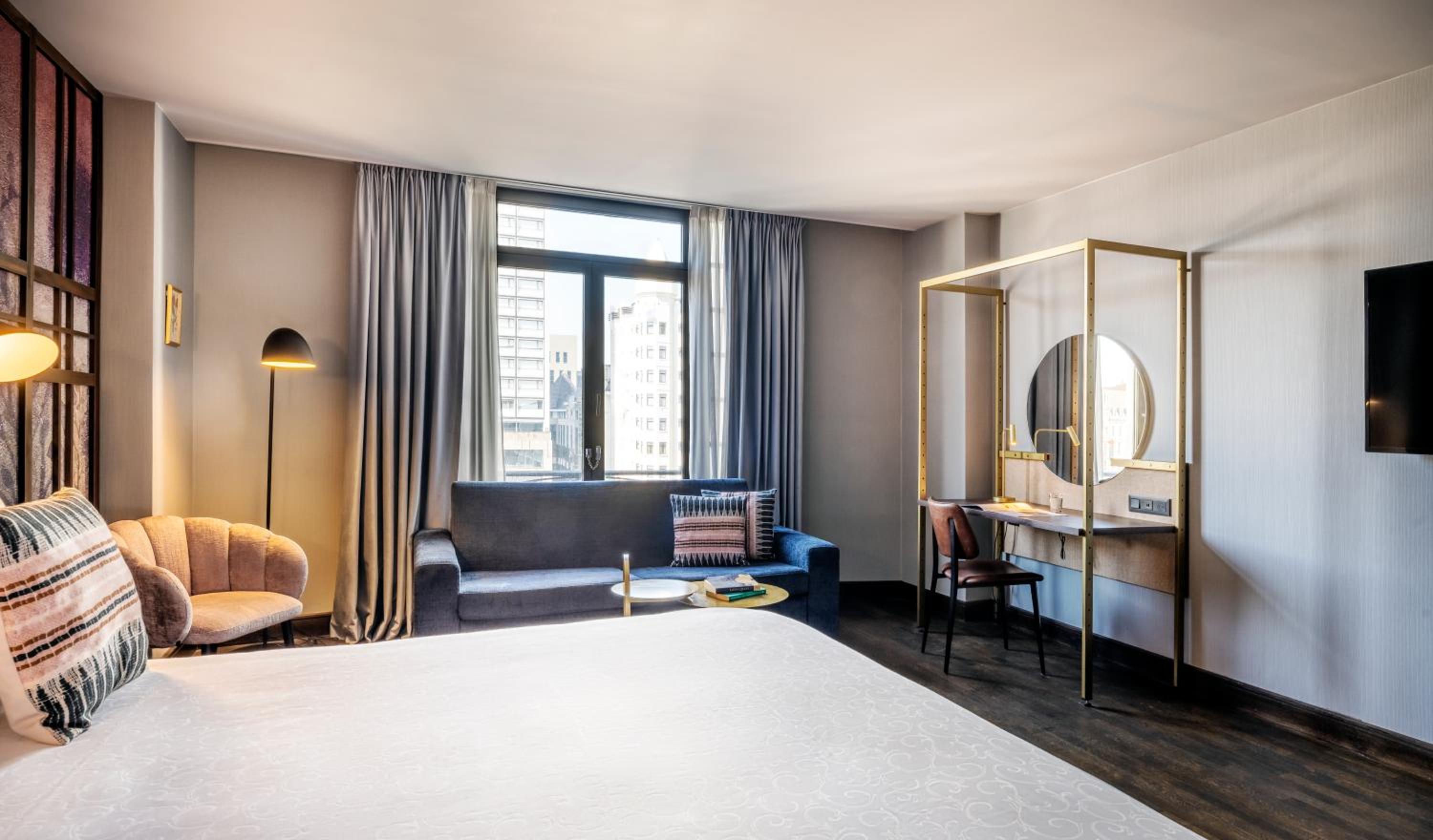 Premium King Room with Sofa Bed - Photo 1
