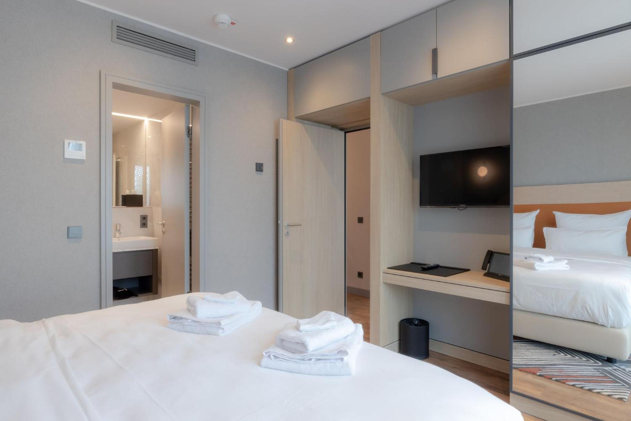 Superior Suite - Photo 11