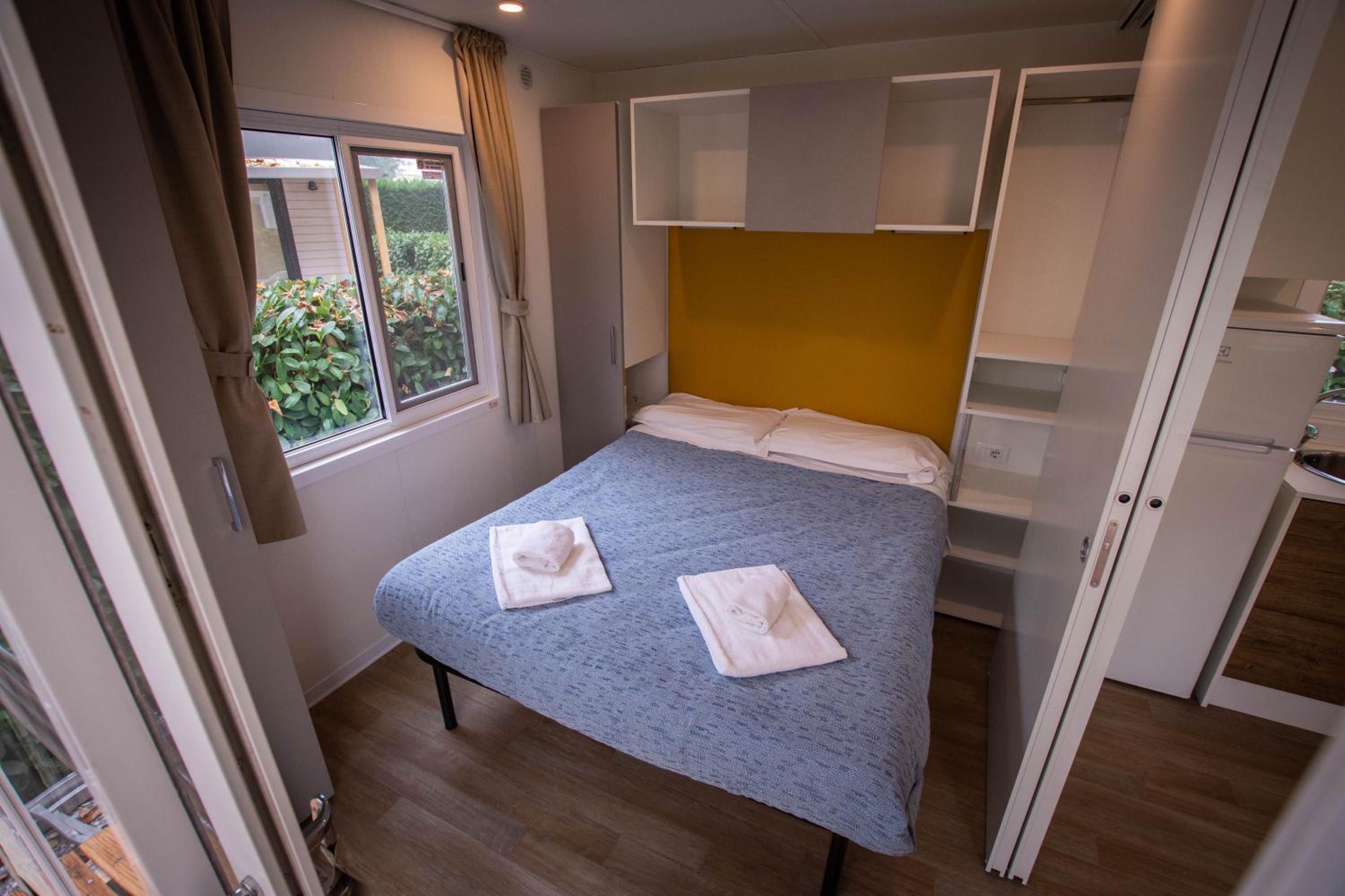 Mobile Home - Photo 2