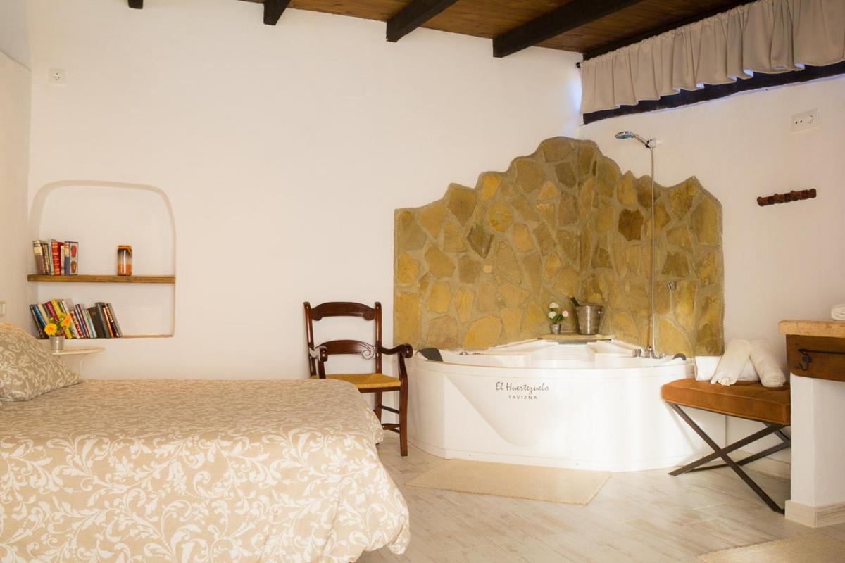 Queen Suite with Spa Bath photo 3