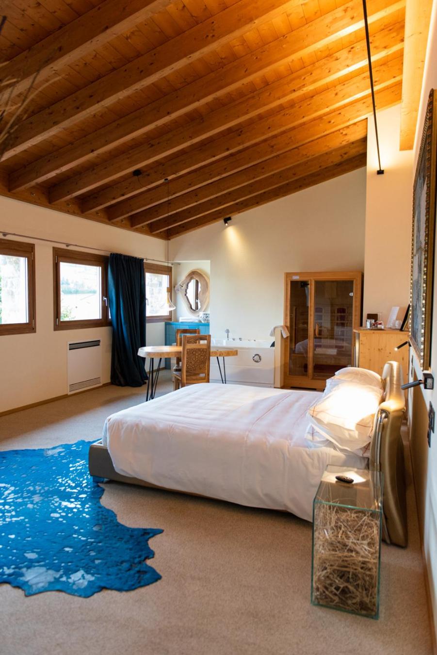 Queen Suite - Photo 19