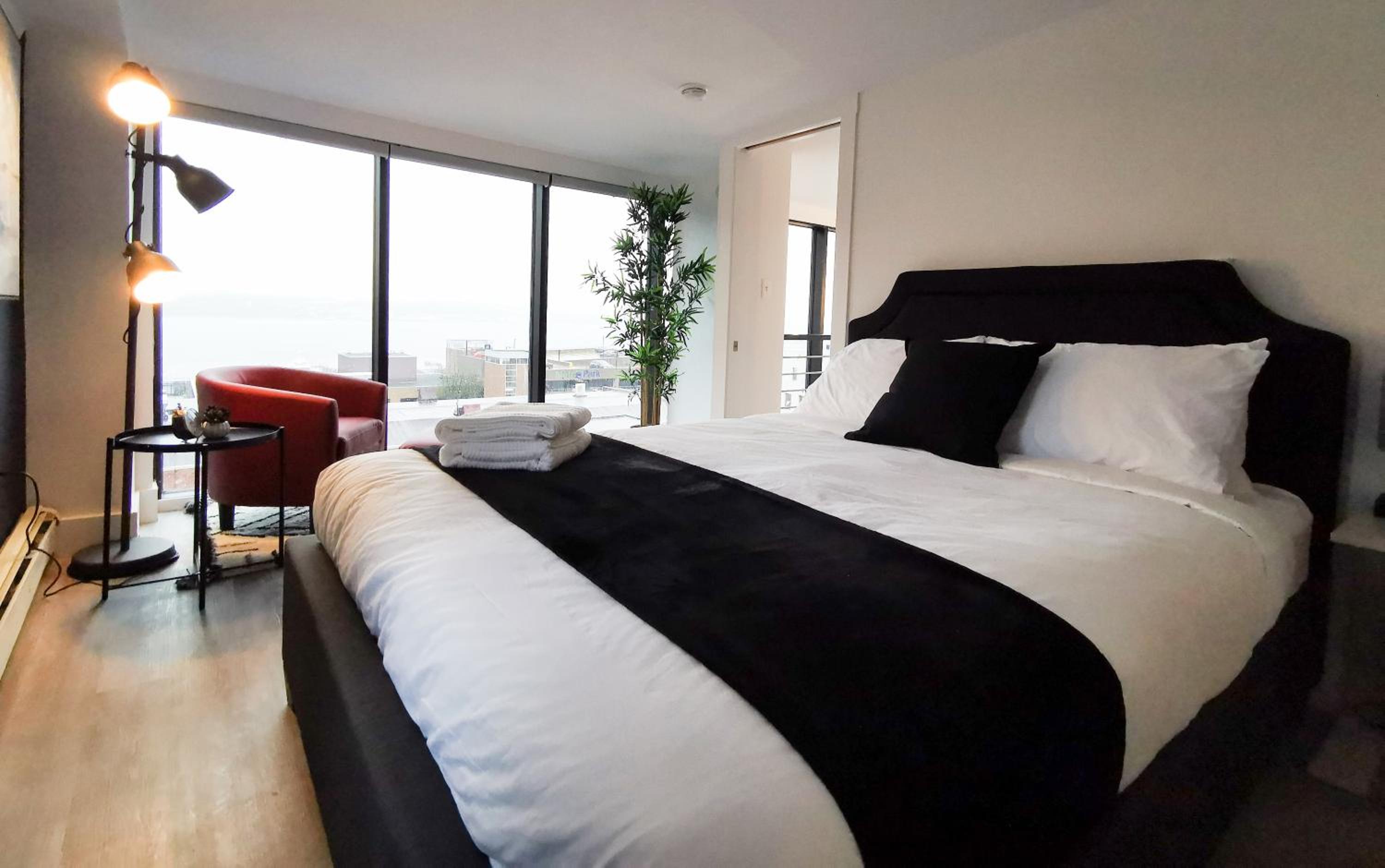 Deluxe Suite with Sea View - Photo 7
