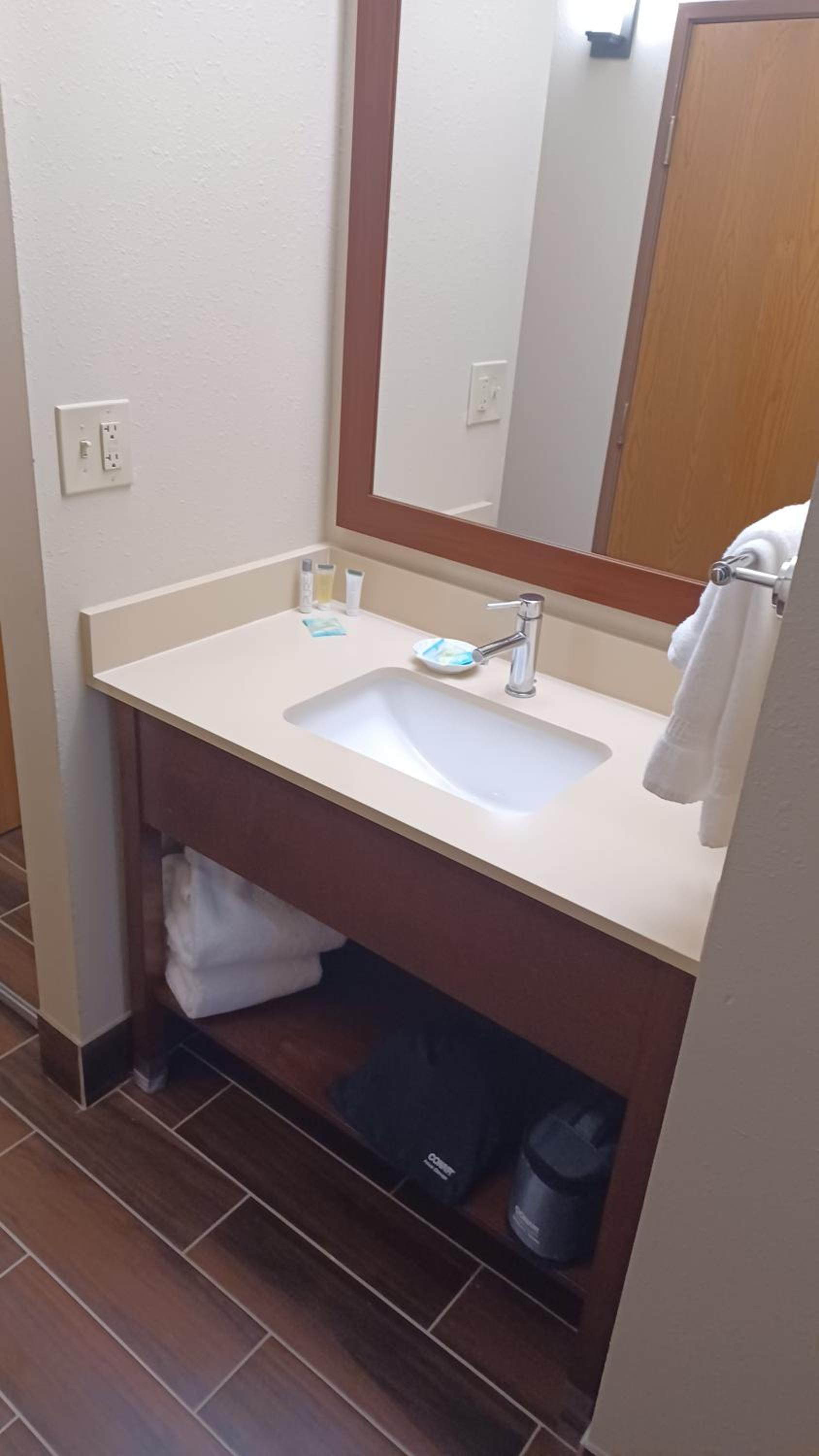 2 Queens Beds, Hearing Accessible Room, Non-Smoking - Photo 4