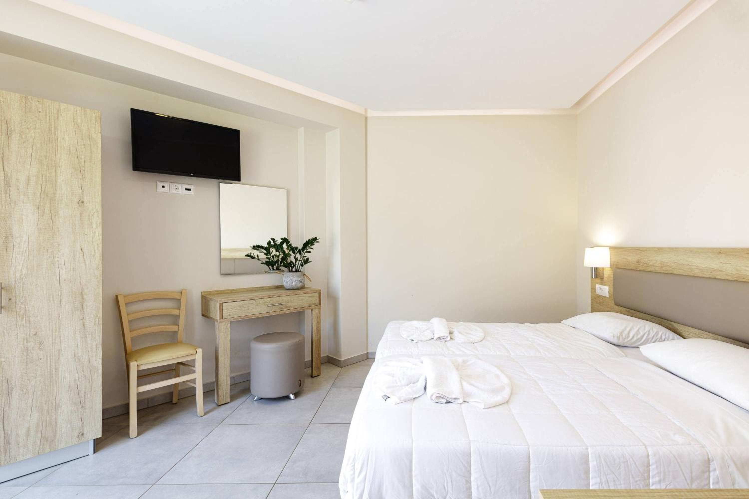 Superior Twin/Double Room with Garden View - Photo 4
