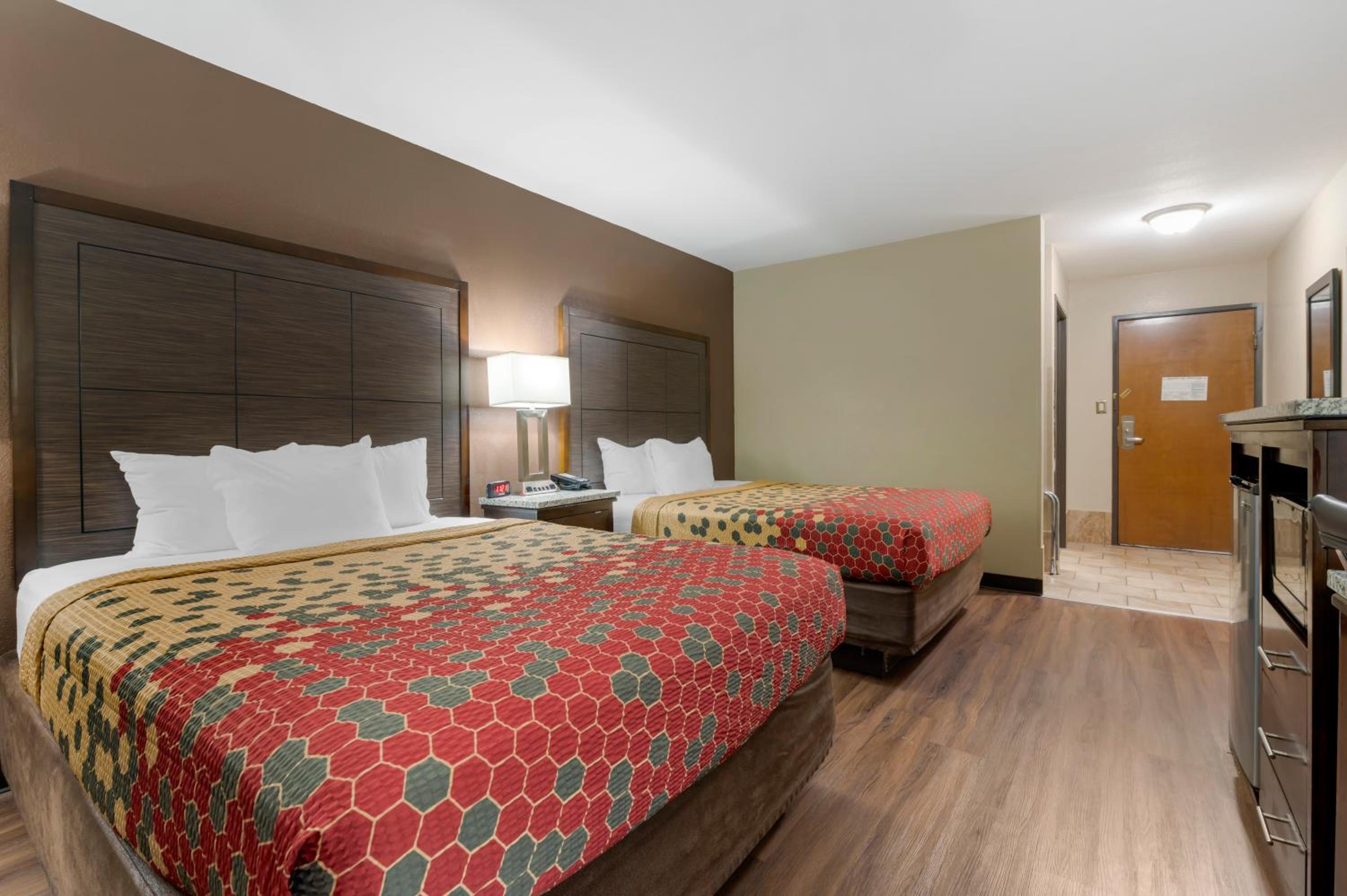 Queen Room with Two Queen Beds - Photo 11