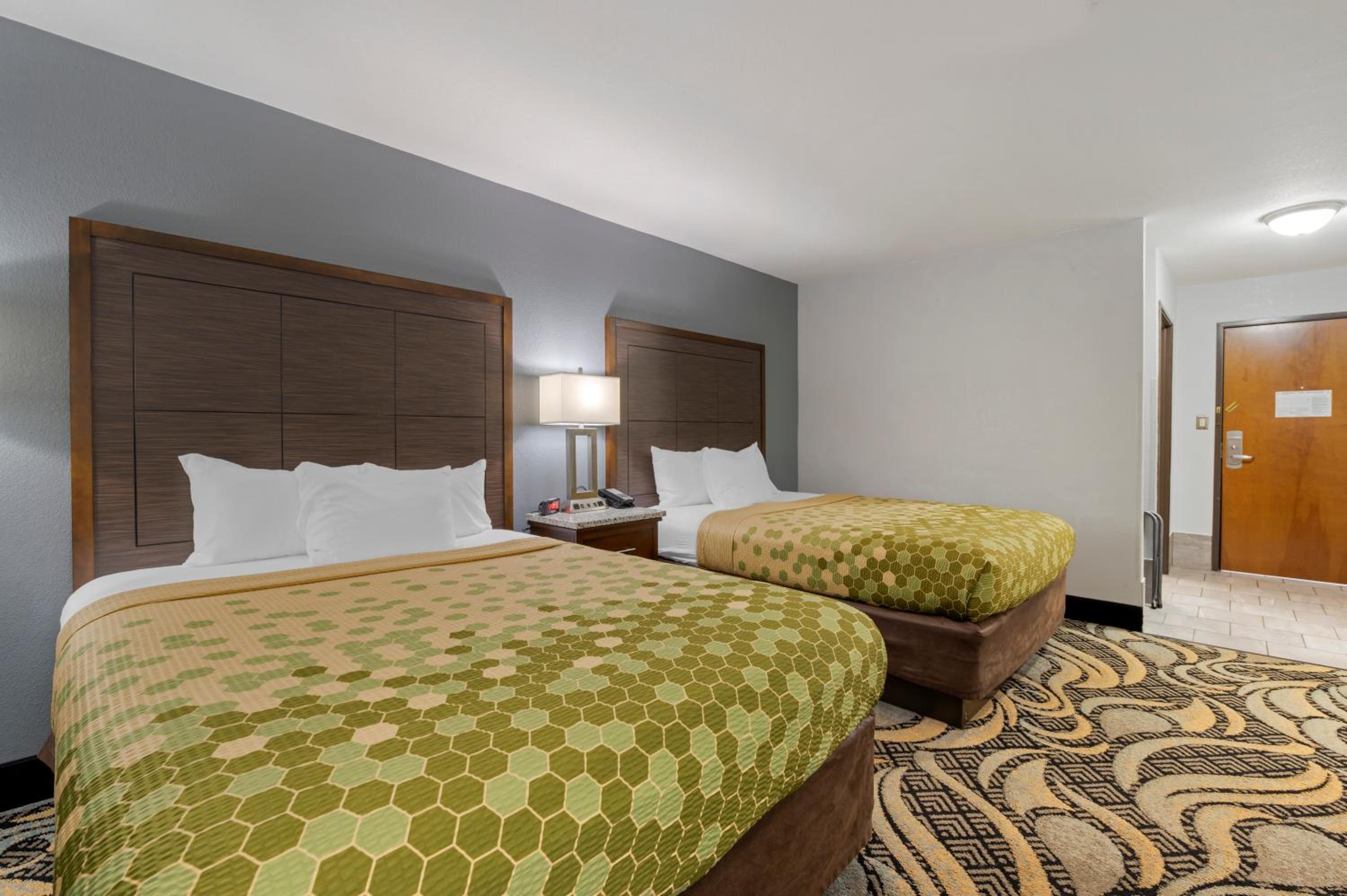 Queen Room with Two Queen Beds - Photo 4