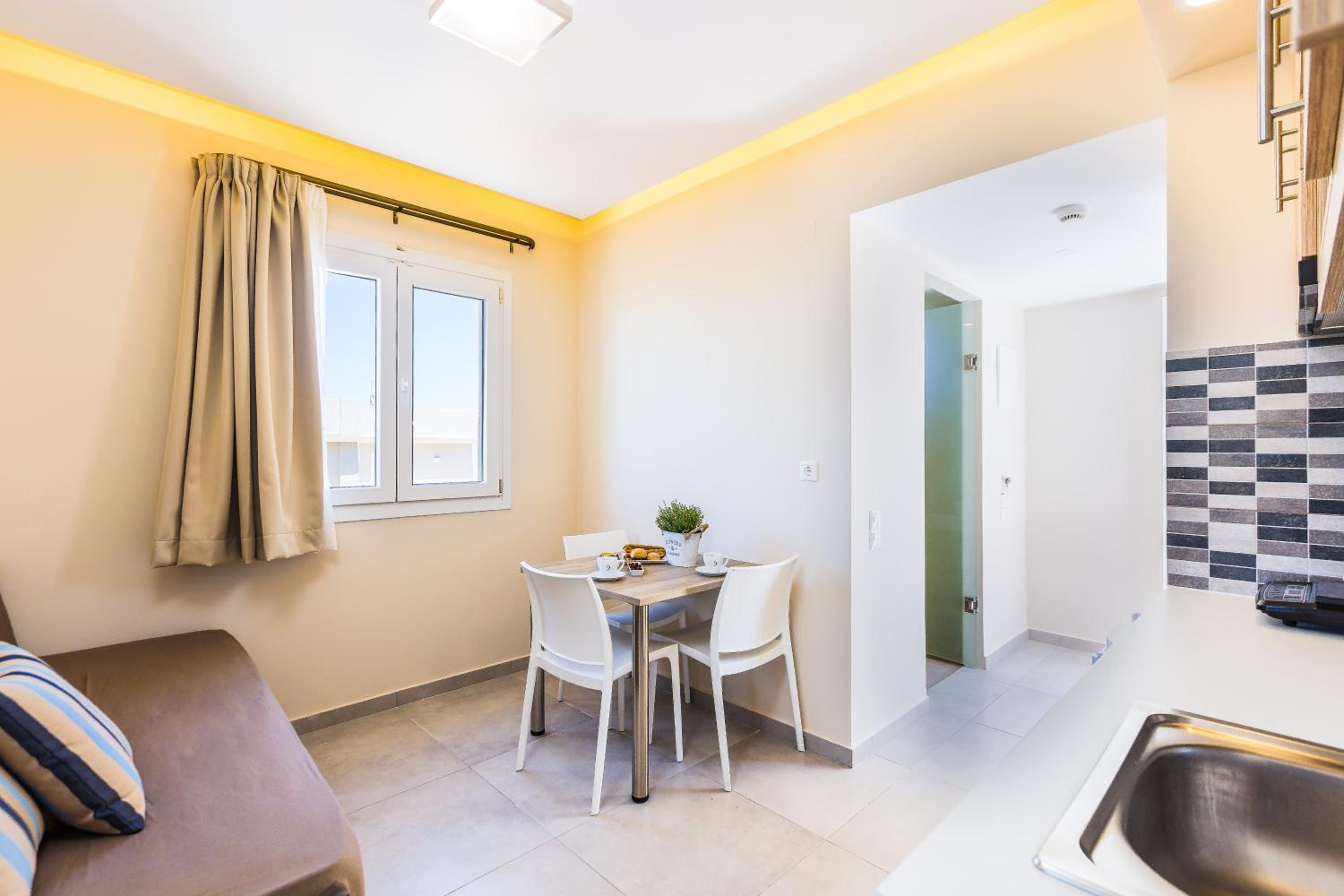 Superior One-Bedroom Triple Apartment - Photo 9