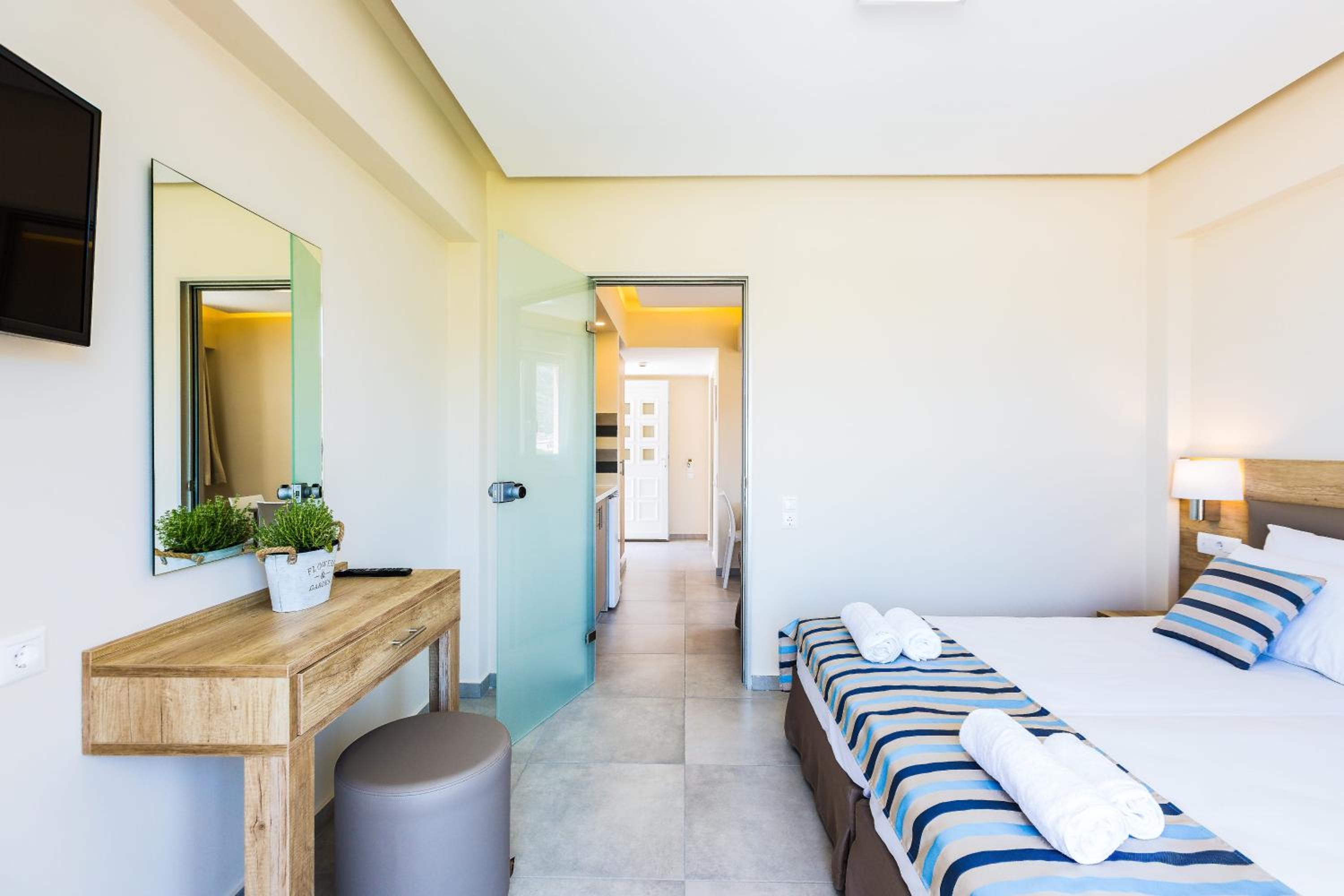 Superior One-Bedroom Triple Apartment - Photo 16