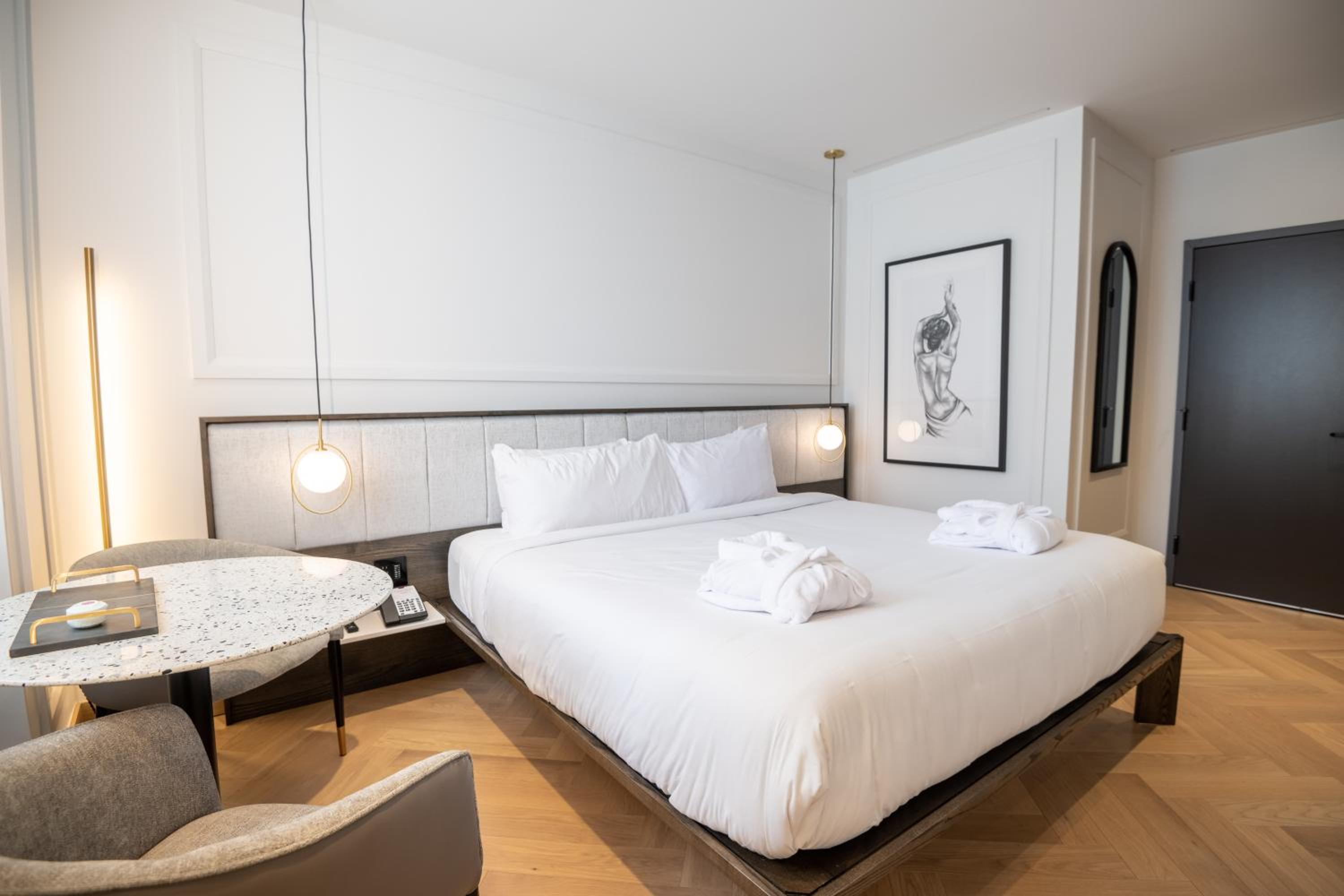 Standard Double Room thumbnail 5