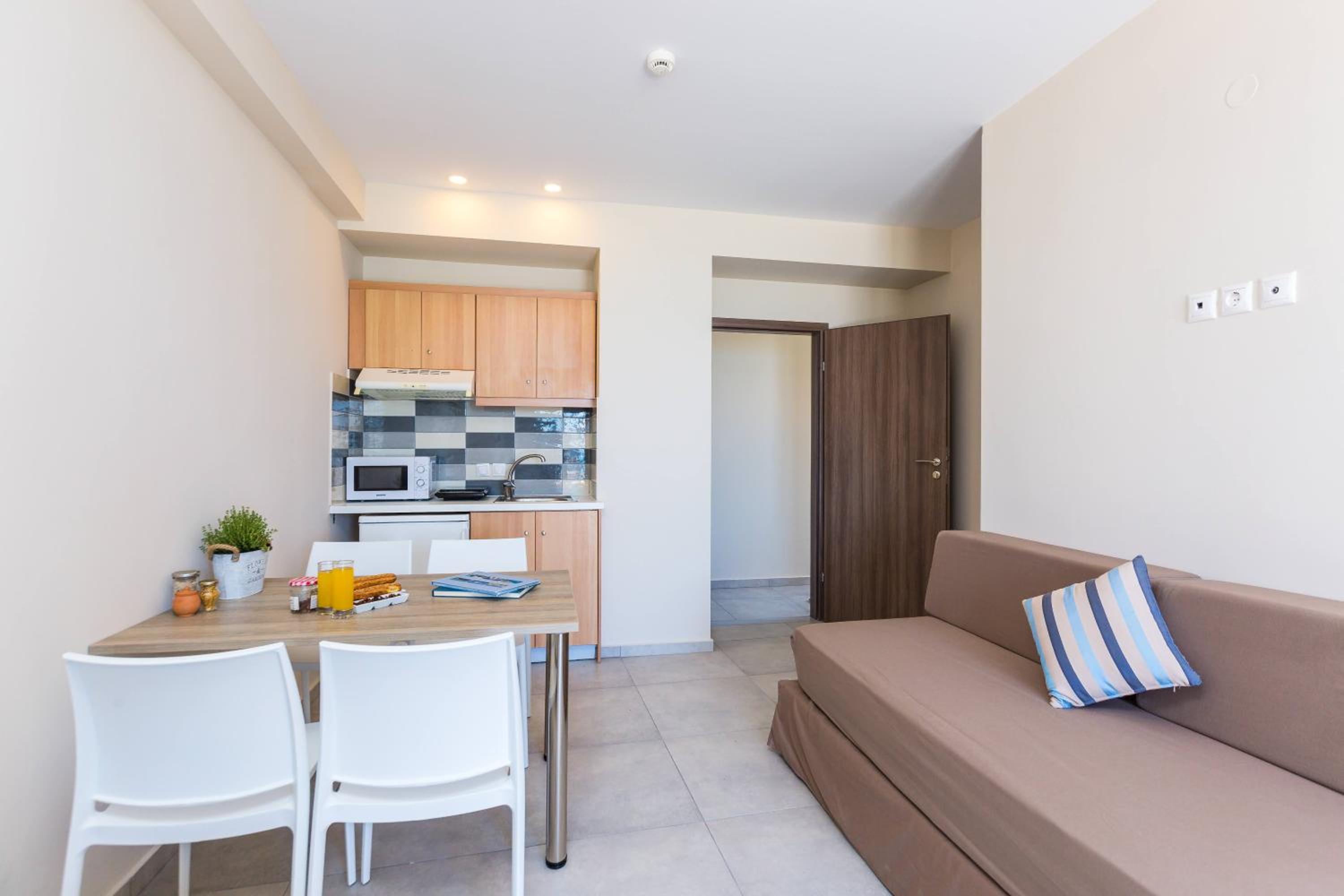Superior One-Bedroom Quadruple Apartment - Photo 2