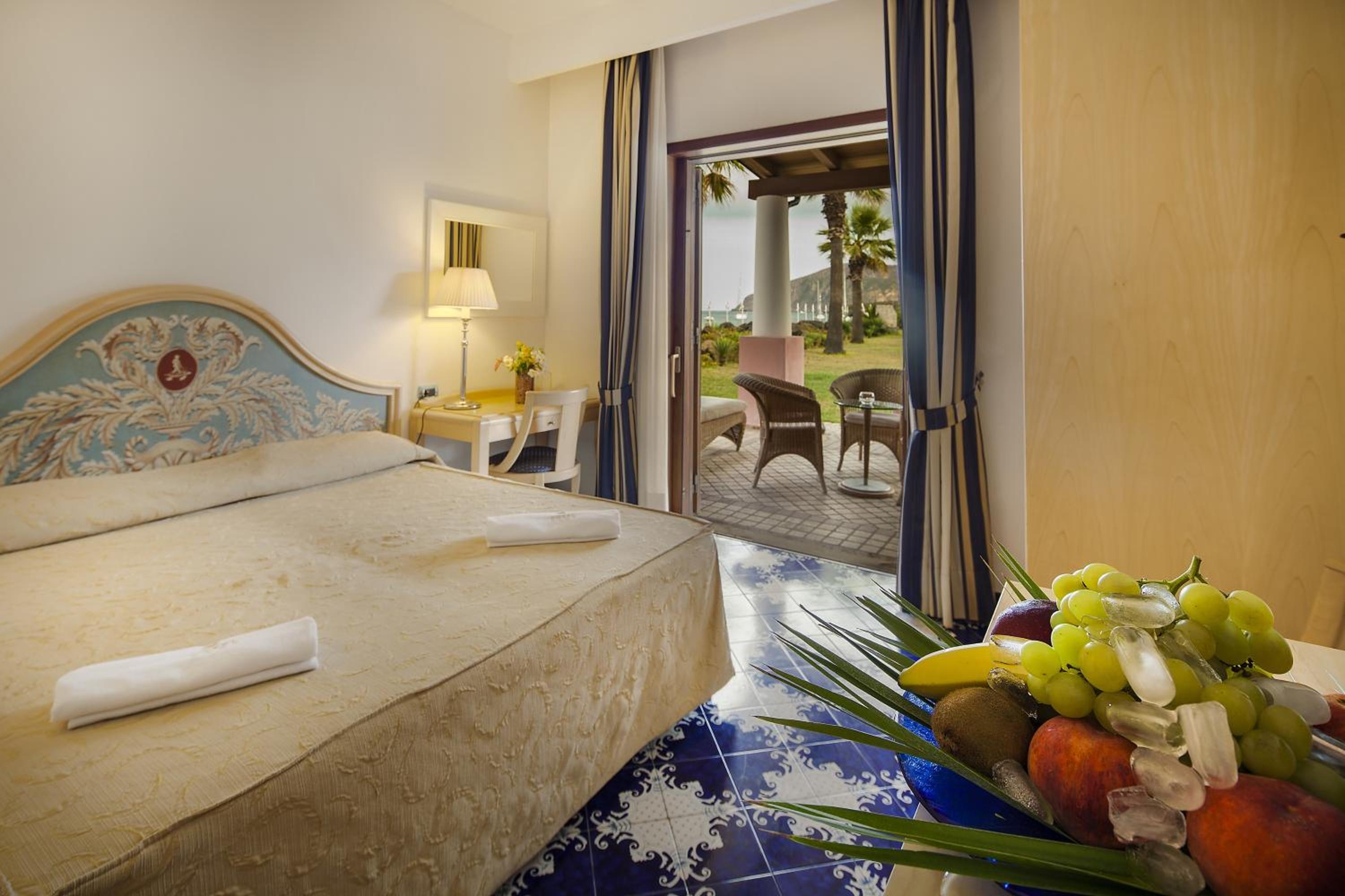 Deluxe Double or Twin Room with Sea View - Photo 12