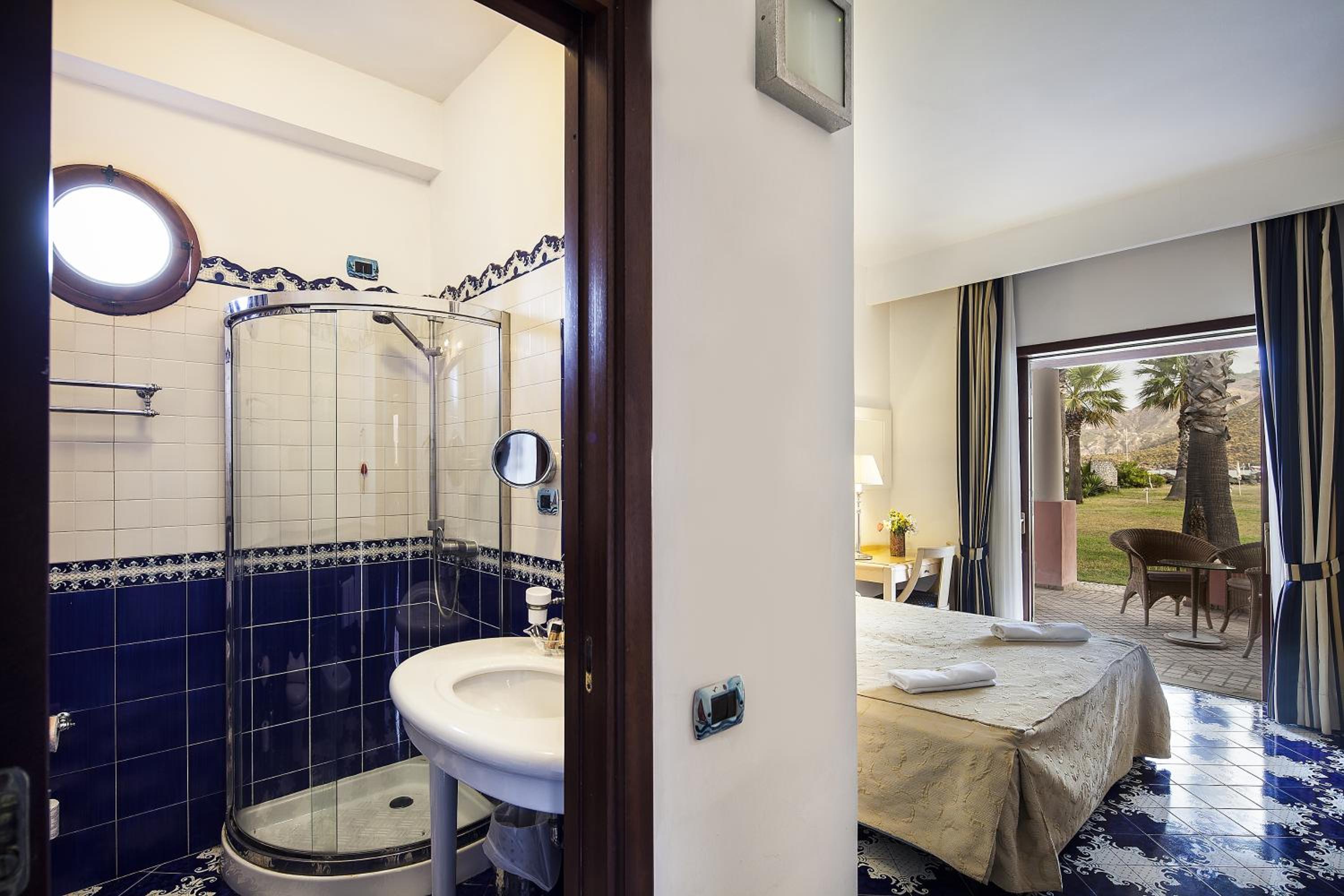 Deluxe Double or Twin Room with Sea View - Photo 11