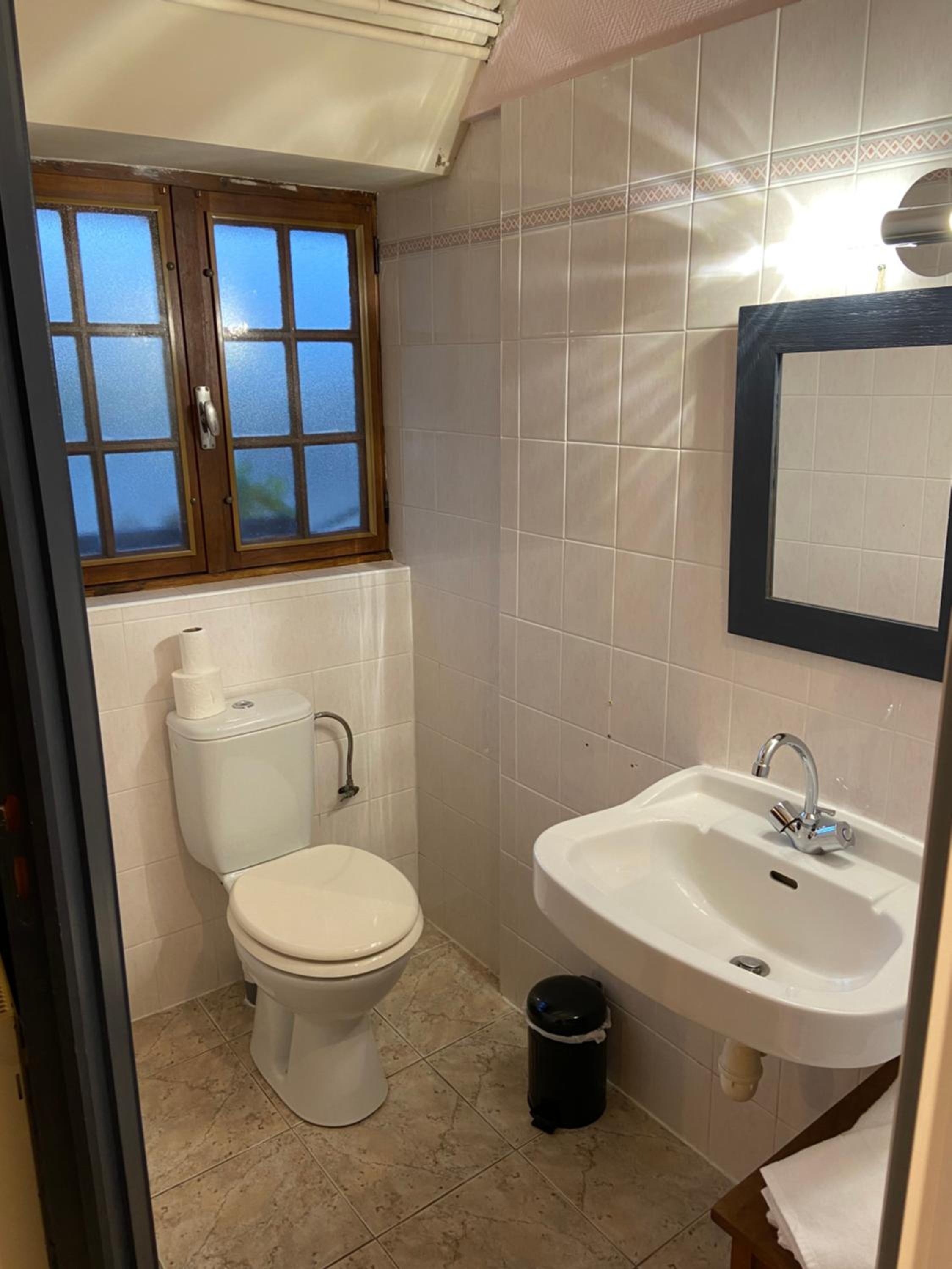 Double or Twin Room with Private Bathroom photo 2