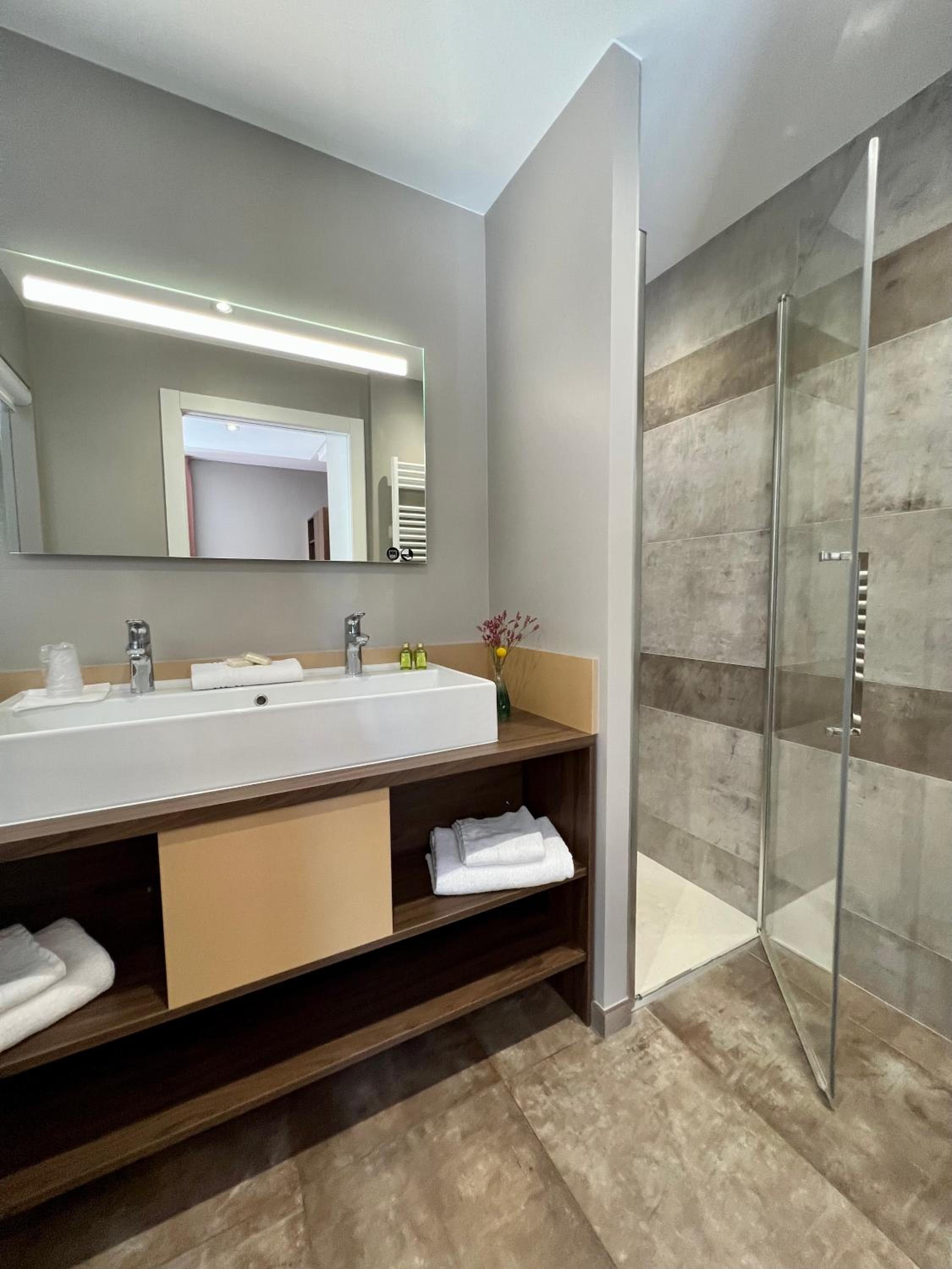 Superior Double or Twin Room - Photo 12