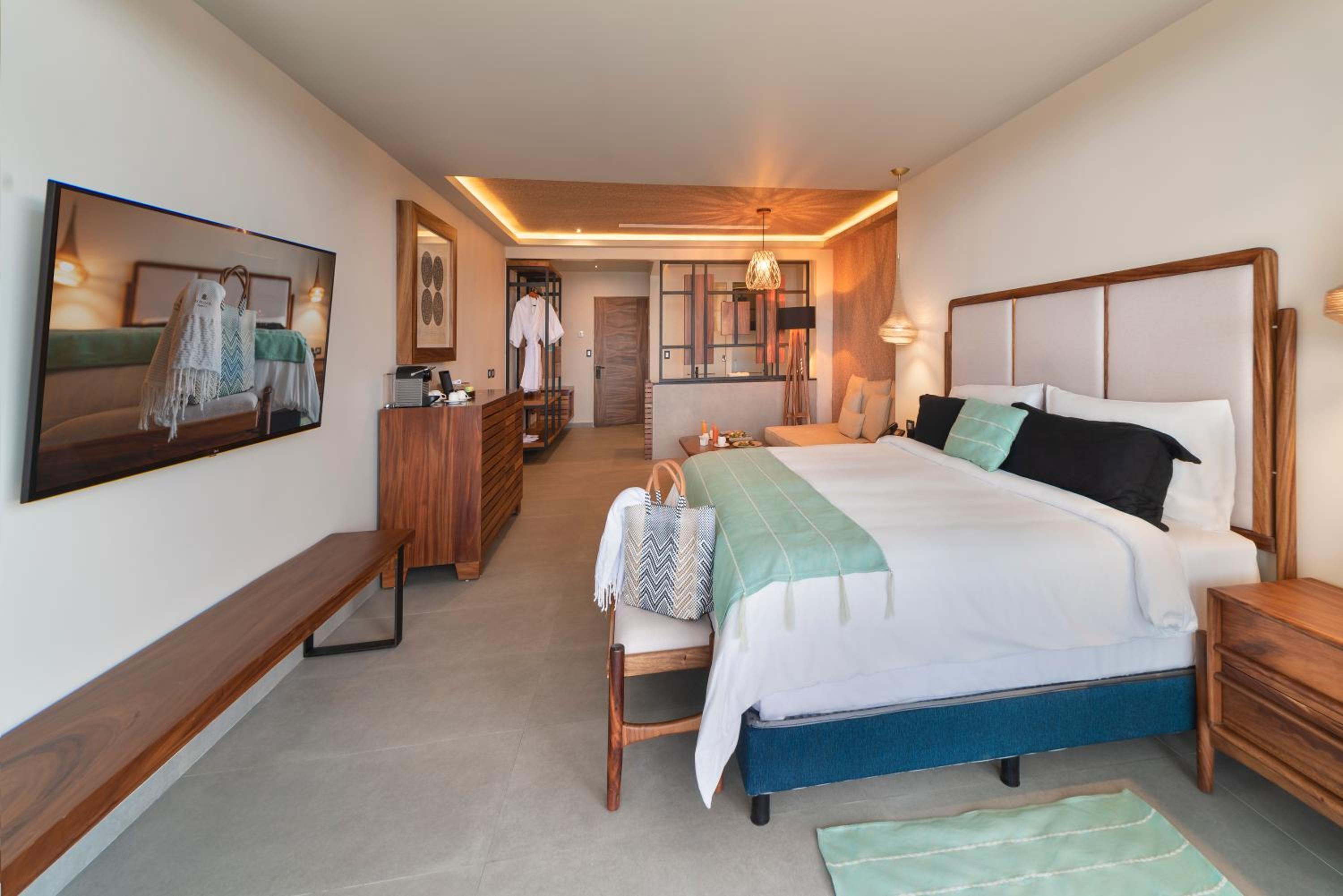 Deluxe Oceanfront  - Photo 4