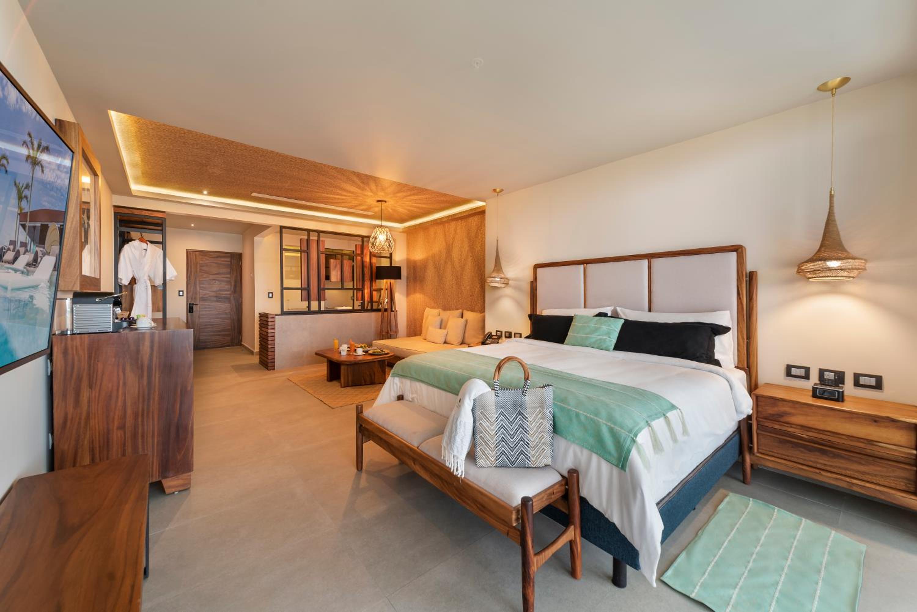 Deluxe Oceanfront  - Photo 5