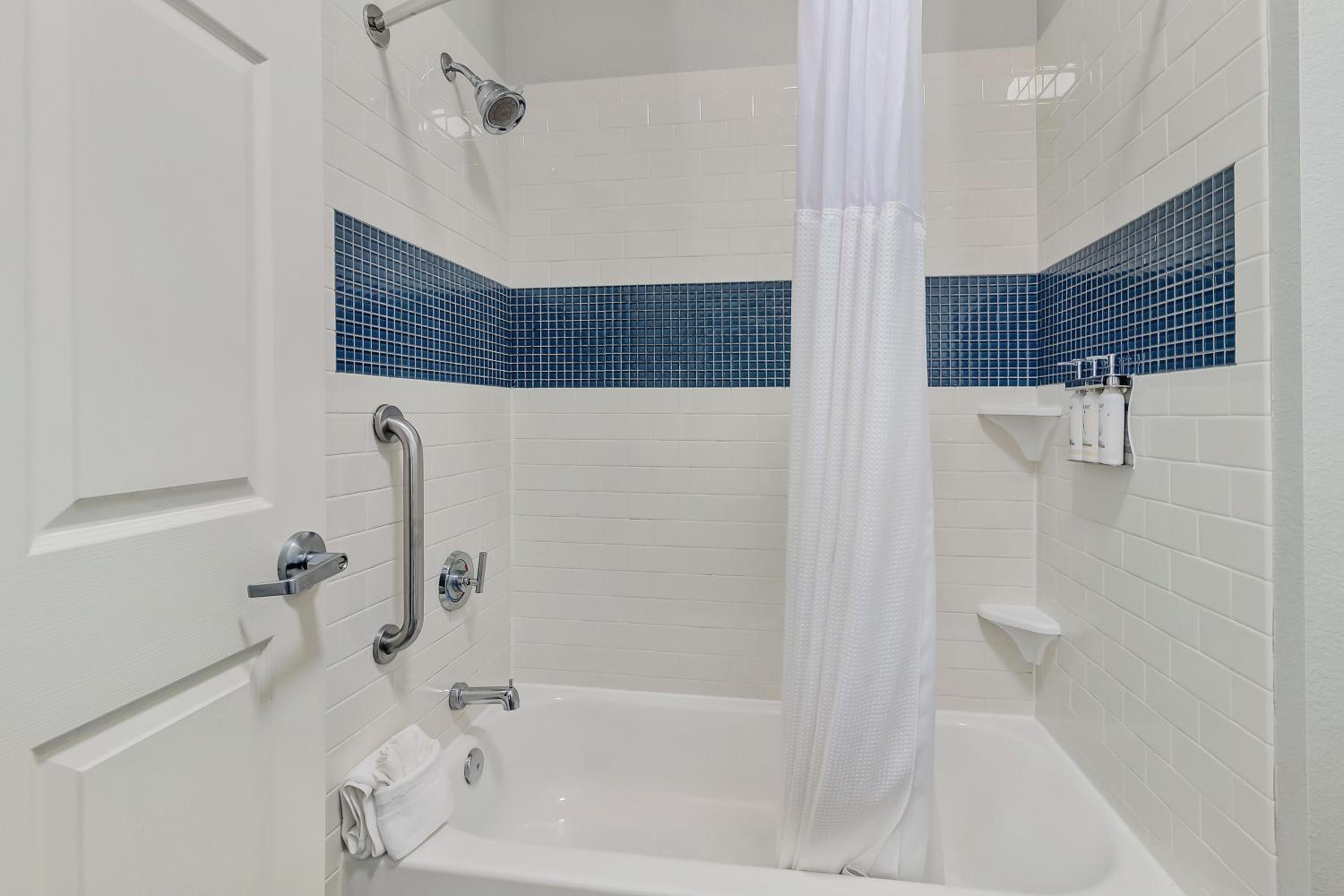 One-Bedroom Suite with Two Queen Beds - Photo 3