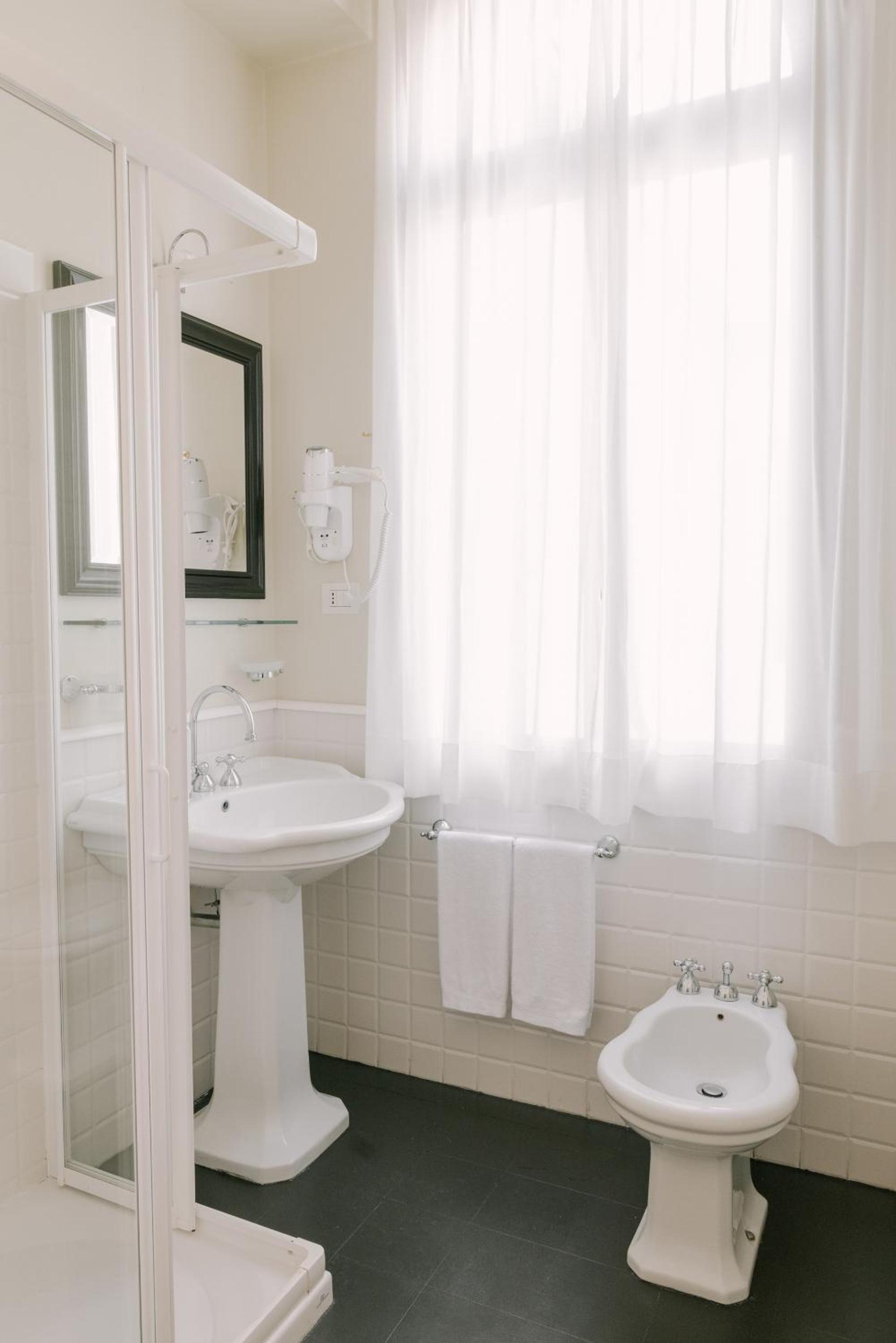 Single Room thumbnail 5