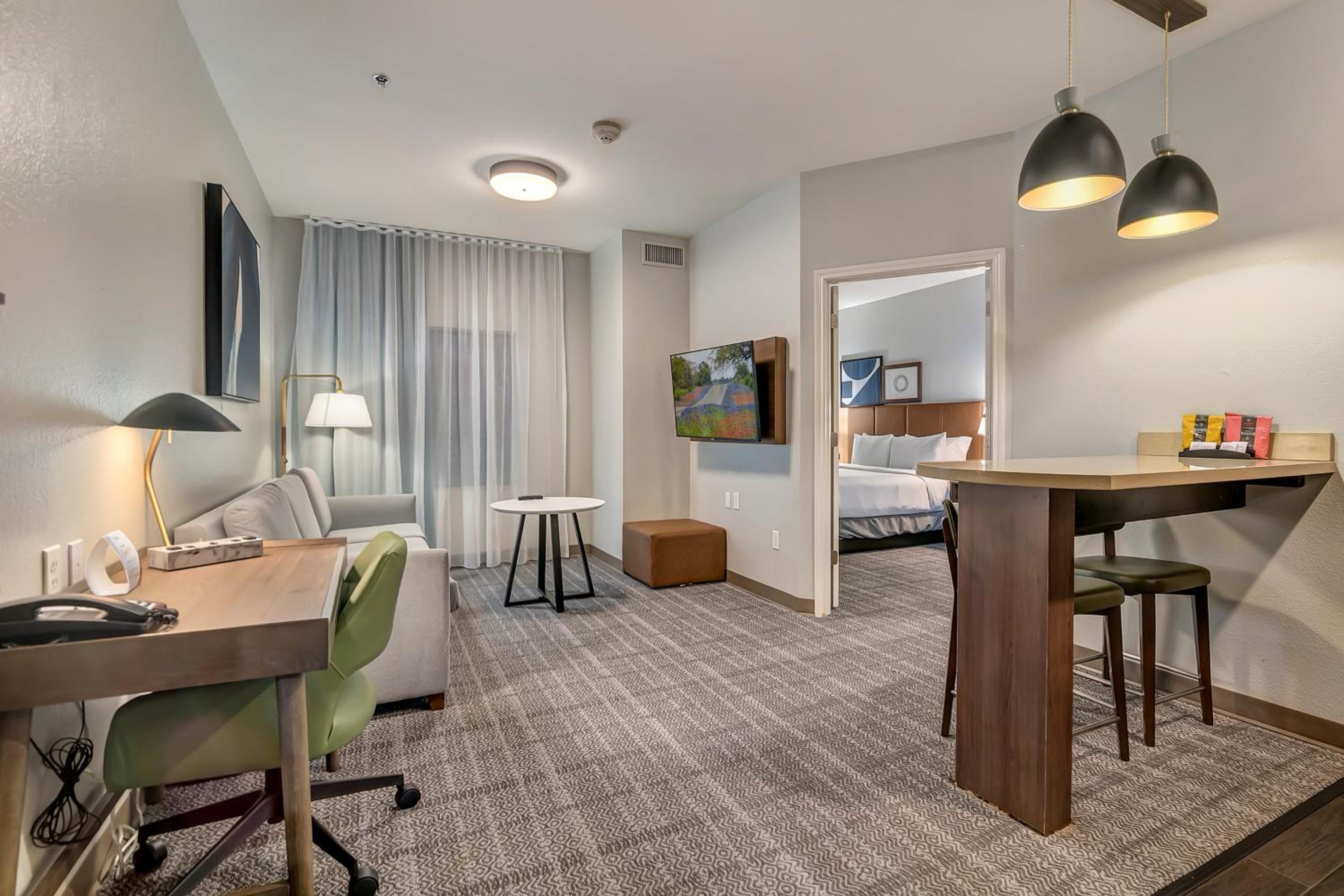 One-Bedroom King Suite - Photo 4