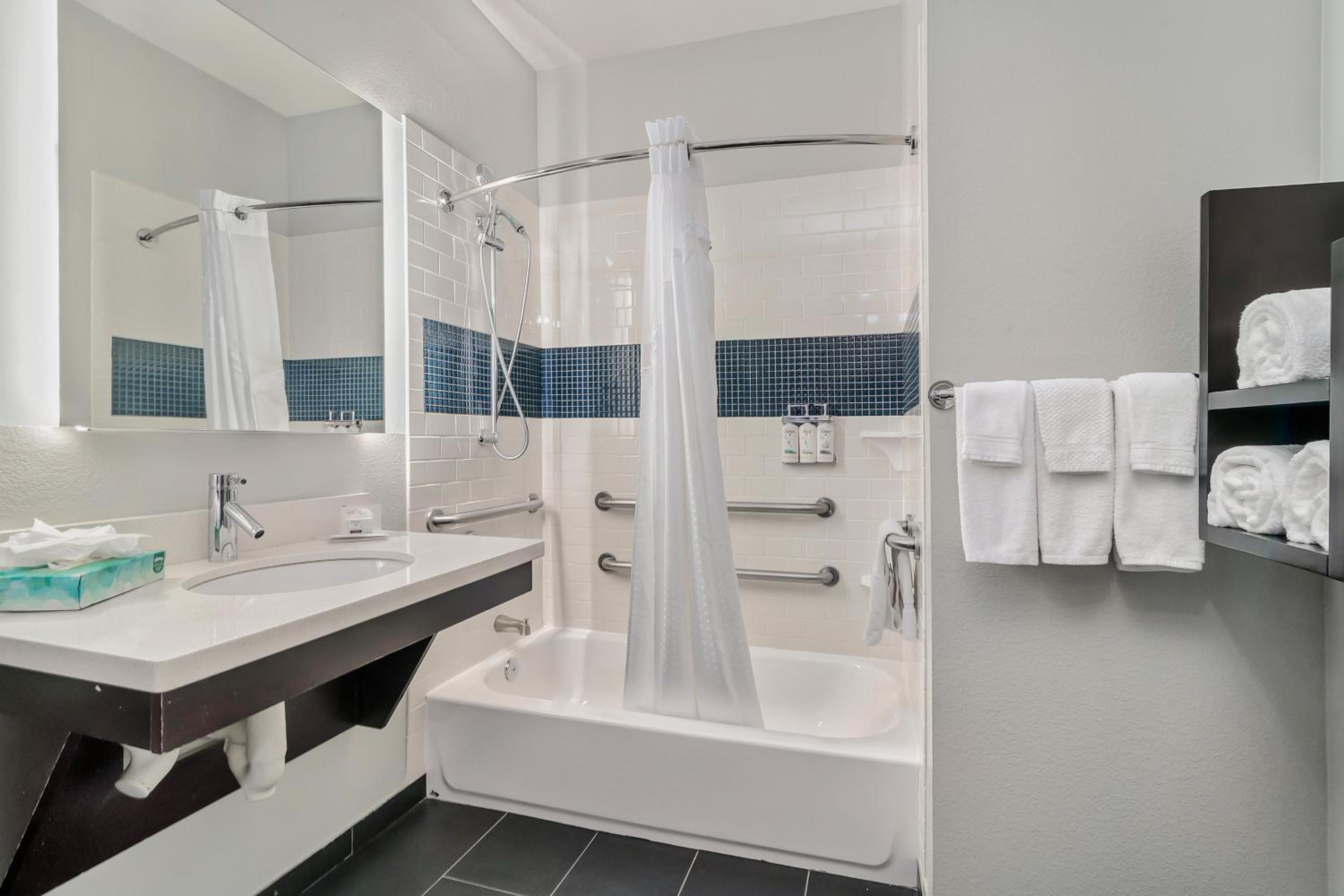 Studio Queen Suite with Communications Accessible Tub - Photo 5