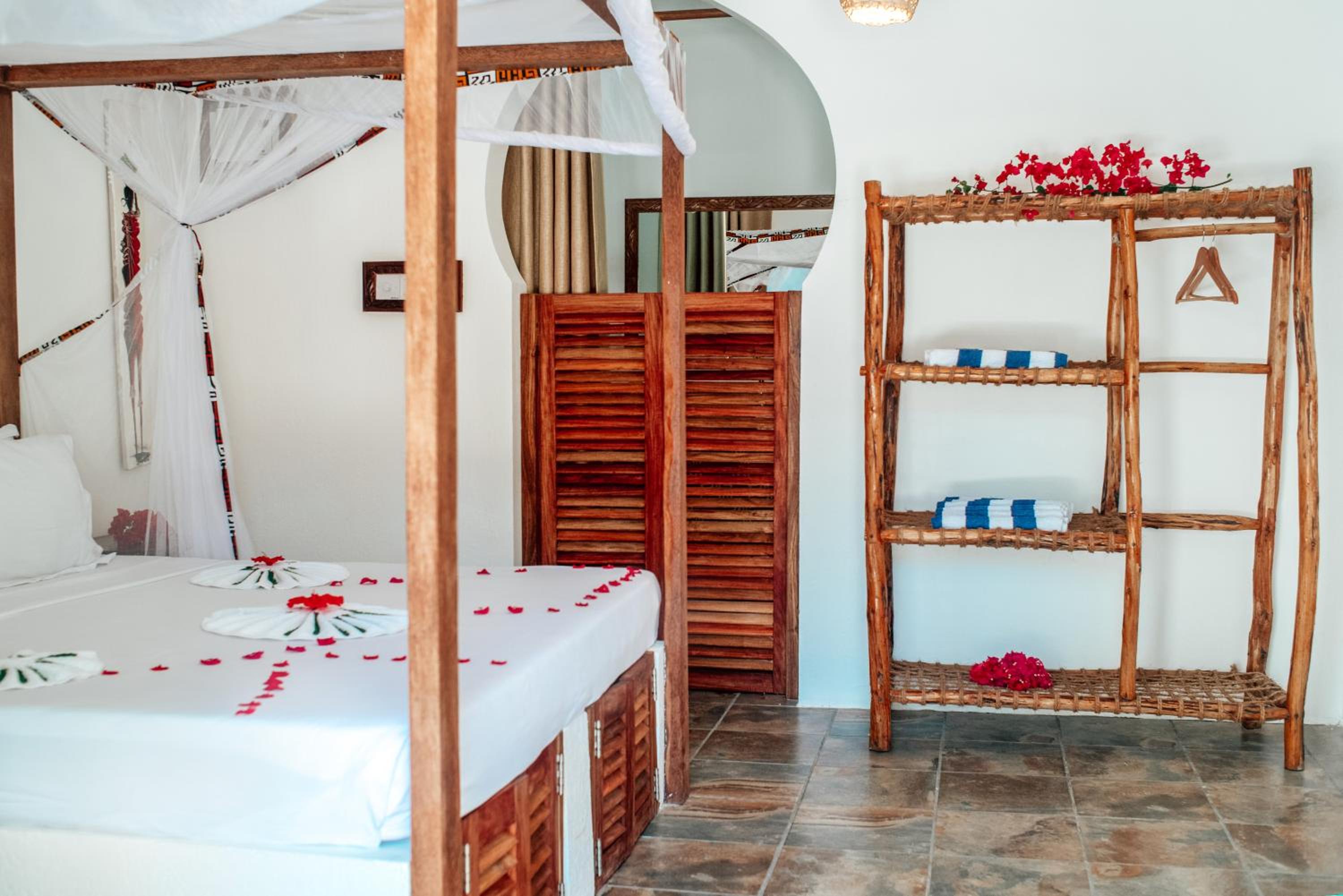Deluxe Double Room with Side Sea View - Photo 1