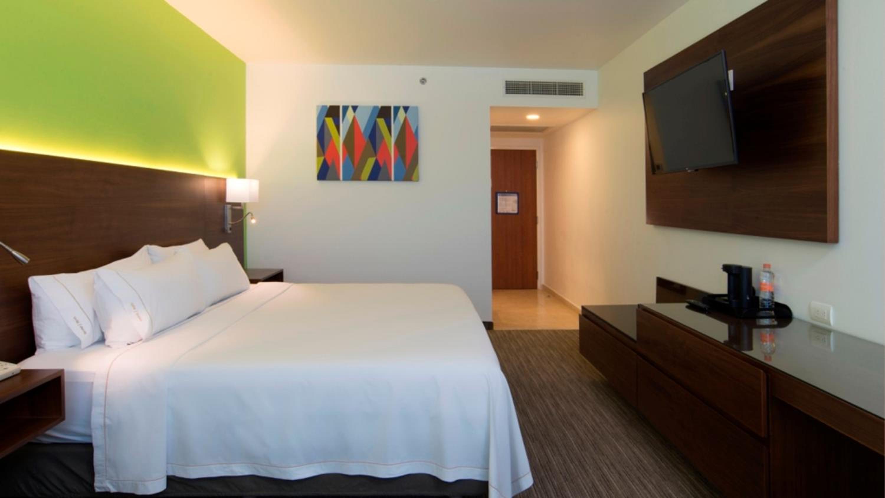 Standard King Room with City View - Photo 1