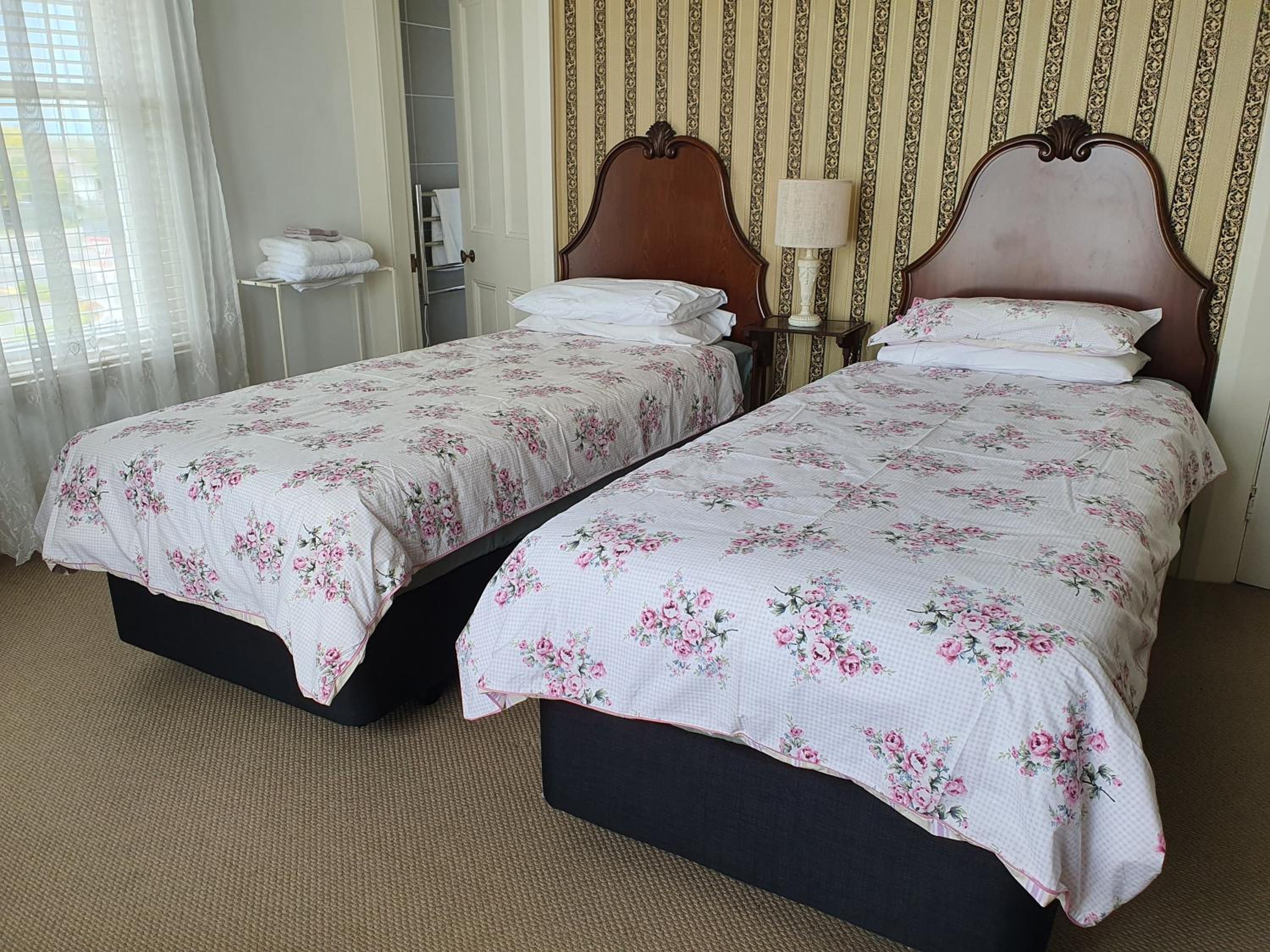 Double or Twin Room with Private Bathroom - Photo 4