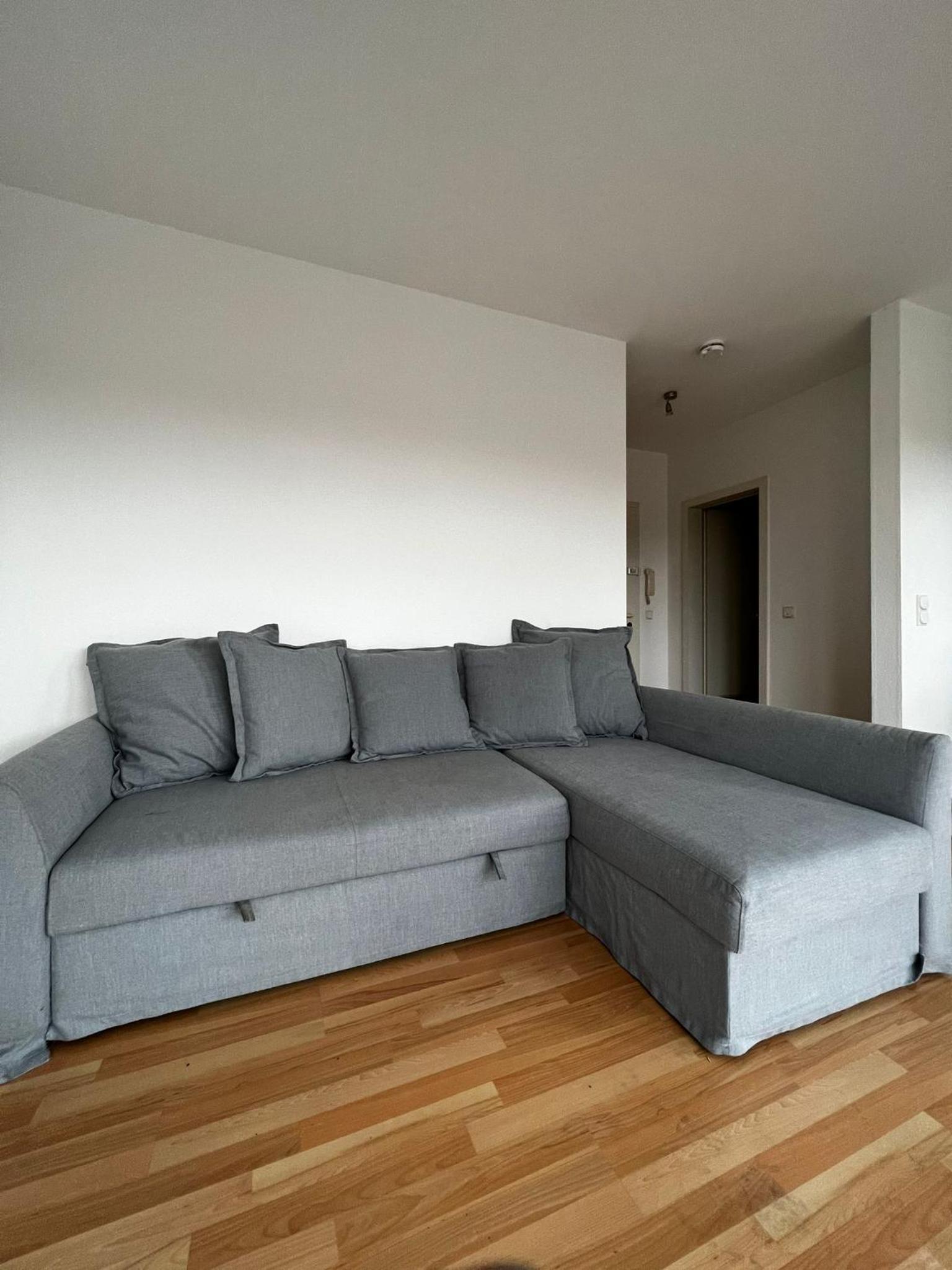 One-Bedroom Apartment with Balcony and Mountain View   photo 3
