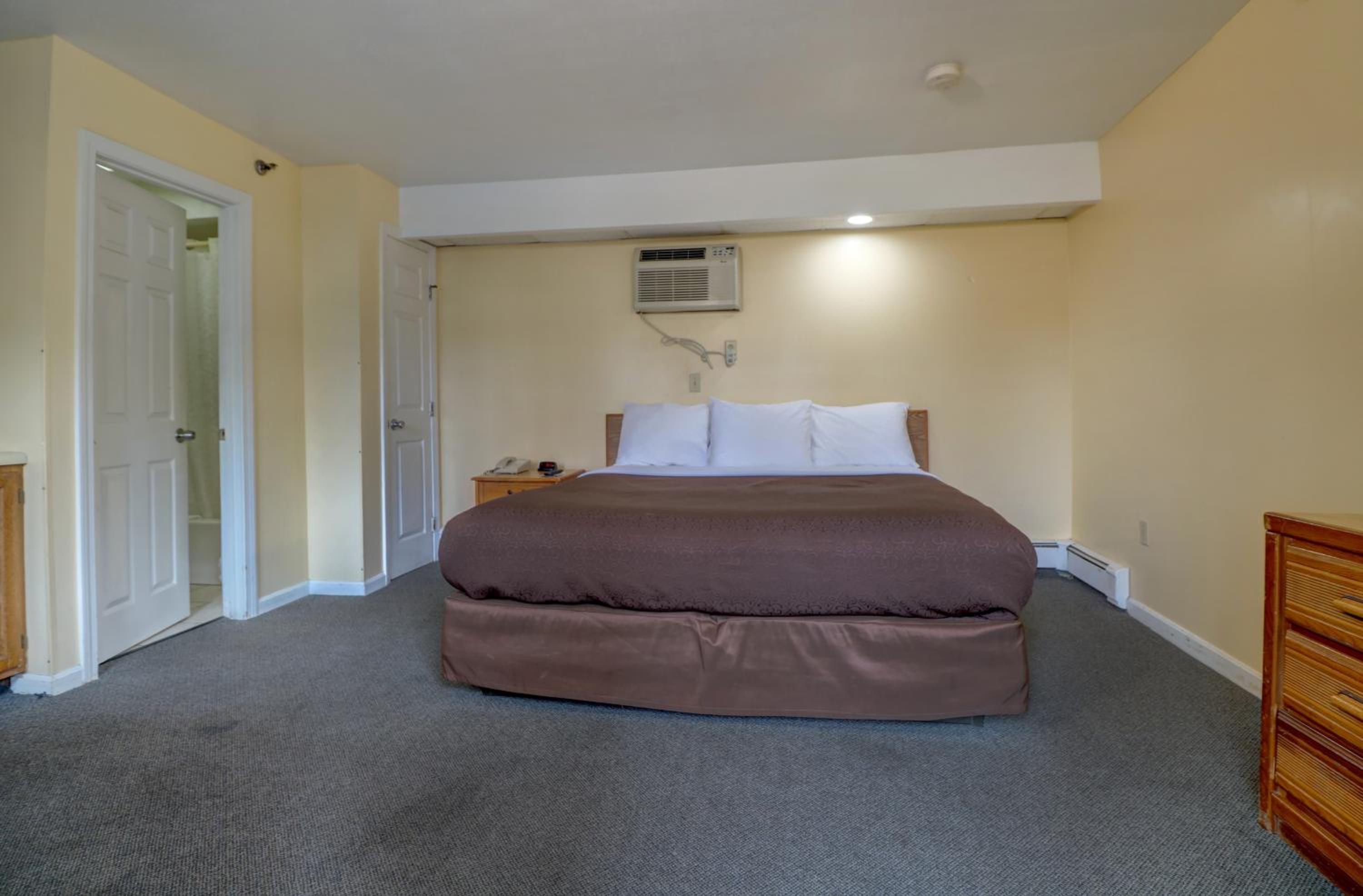King Room with Bathtub - Photo 4