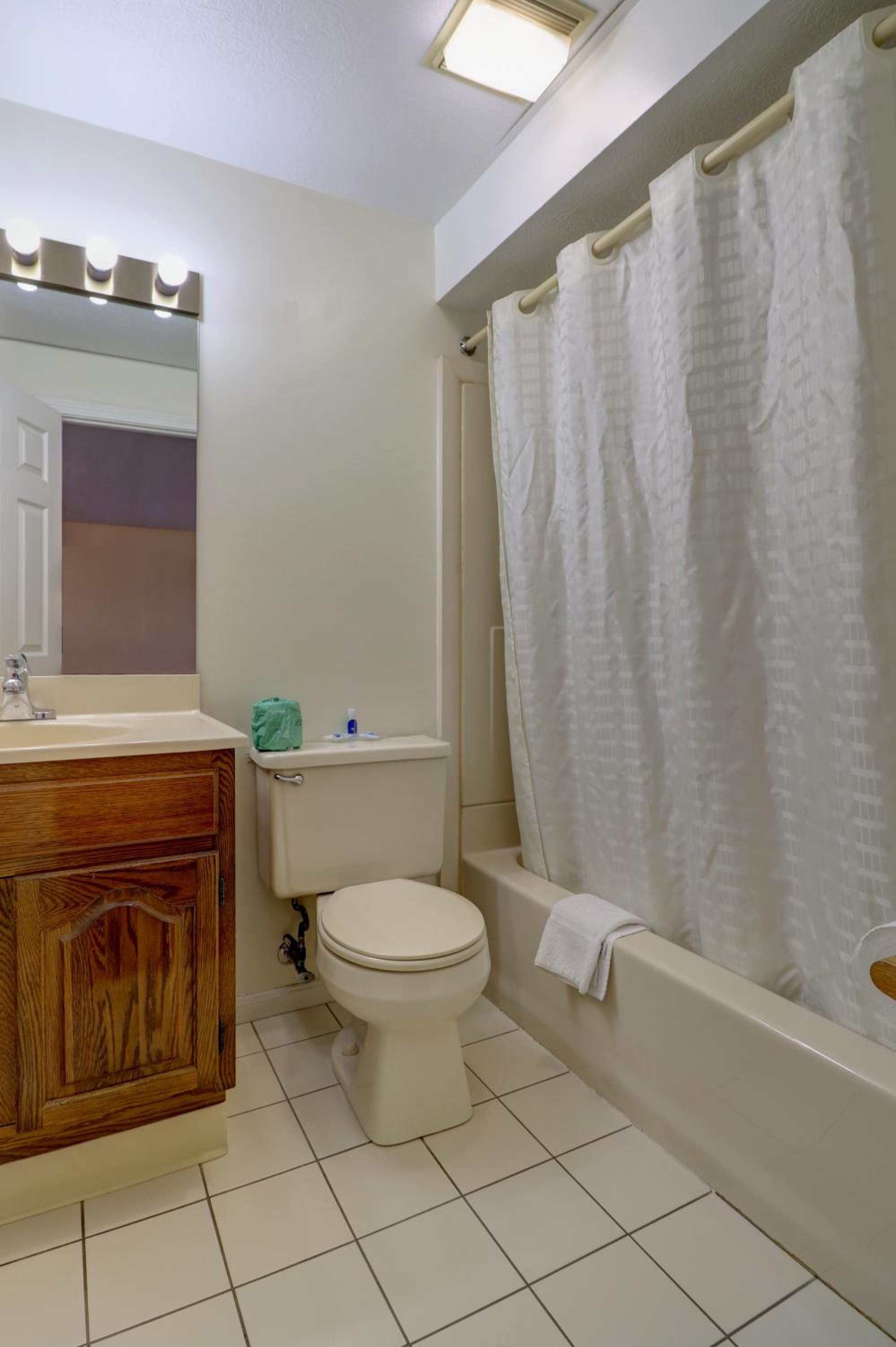 Standard Double Room with Bathtub - Photo 2