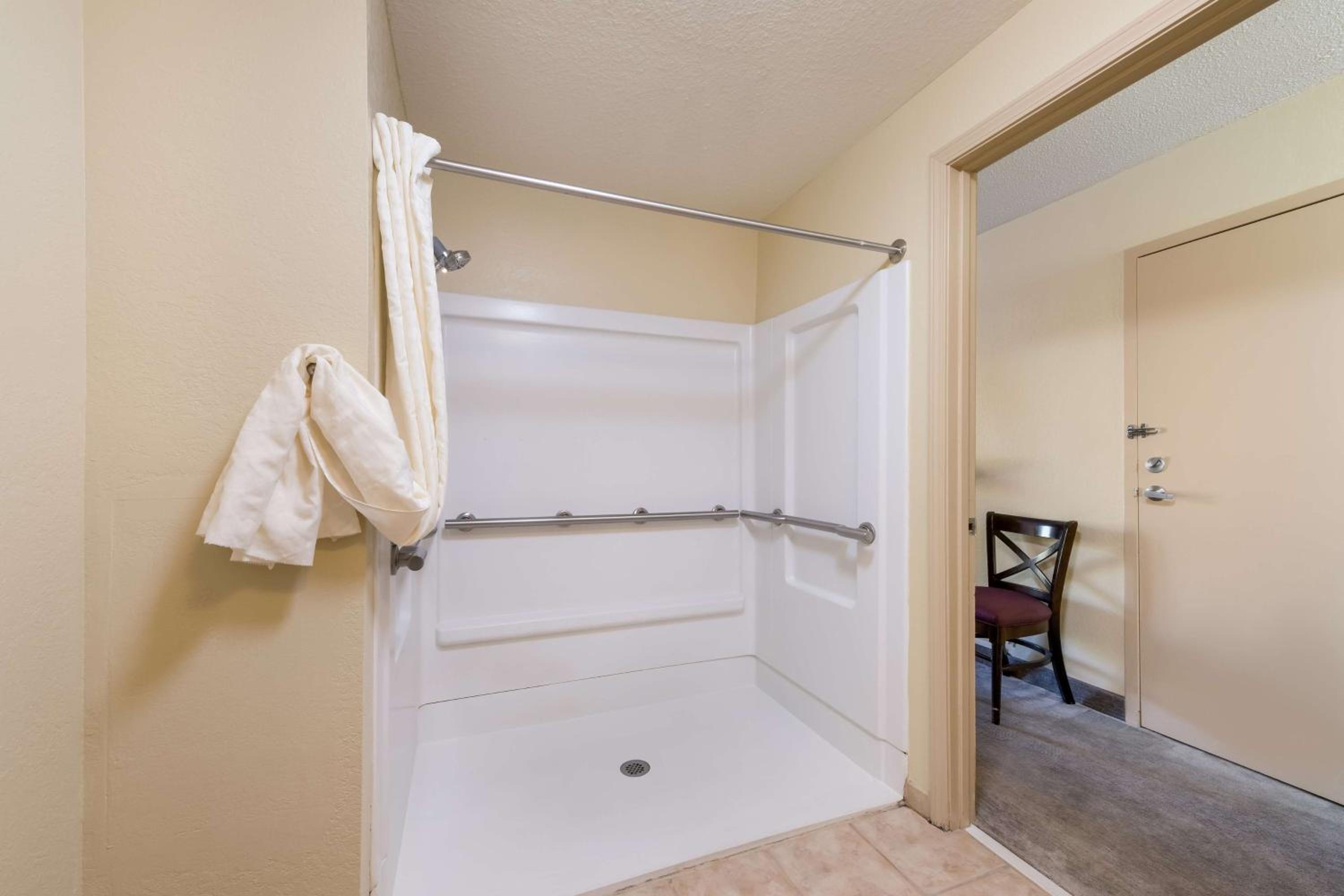 Queen Room with Roll-In Shower - Mobility Accessible/Non-Smoking photo 3