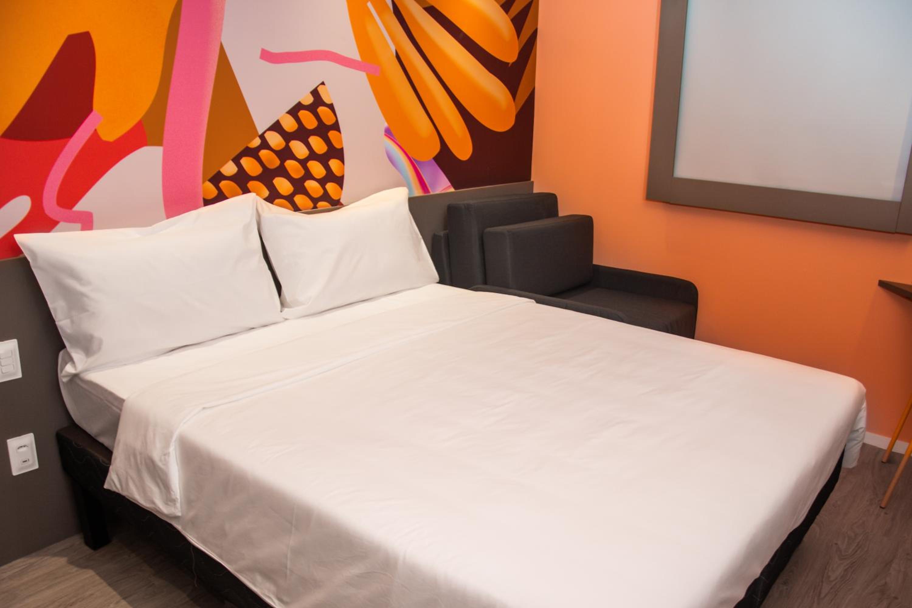 Standard Room with One Double Bed and Armchair - Photo 3
