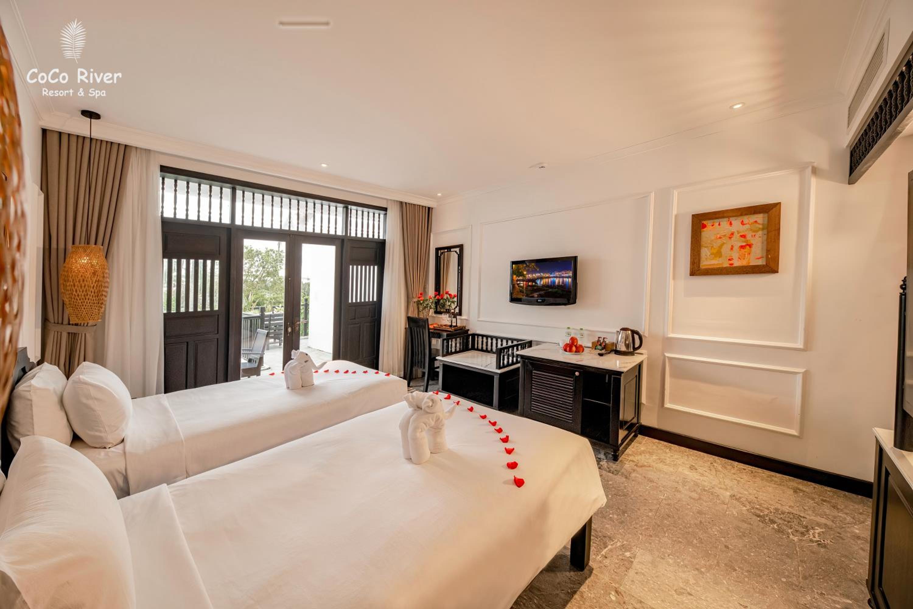 Deluxe Twin Room with Pool View - Photo 7