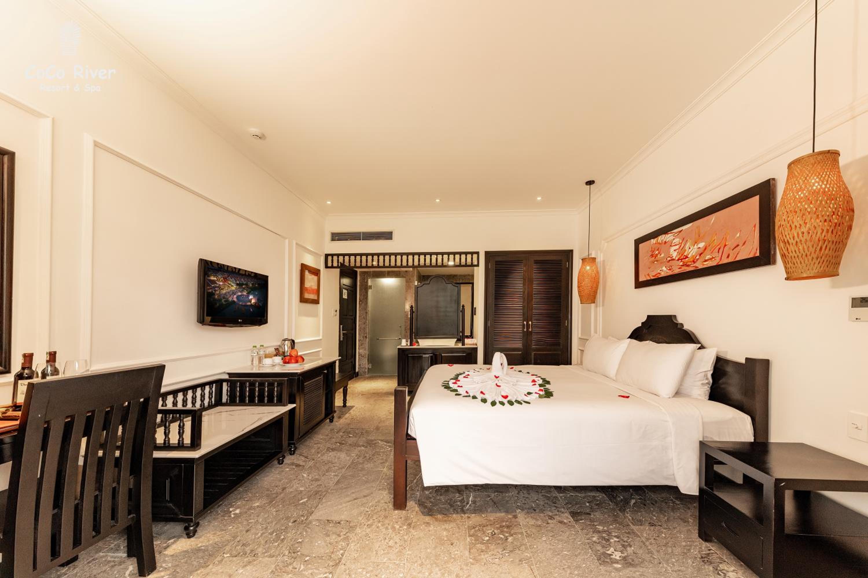 Honeymoon Suite - Photo 7